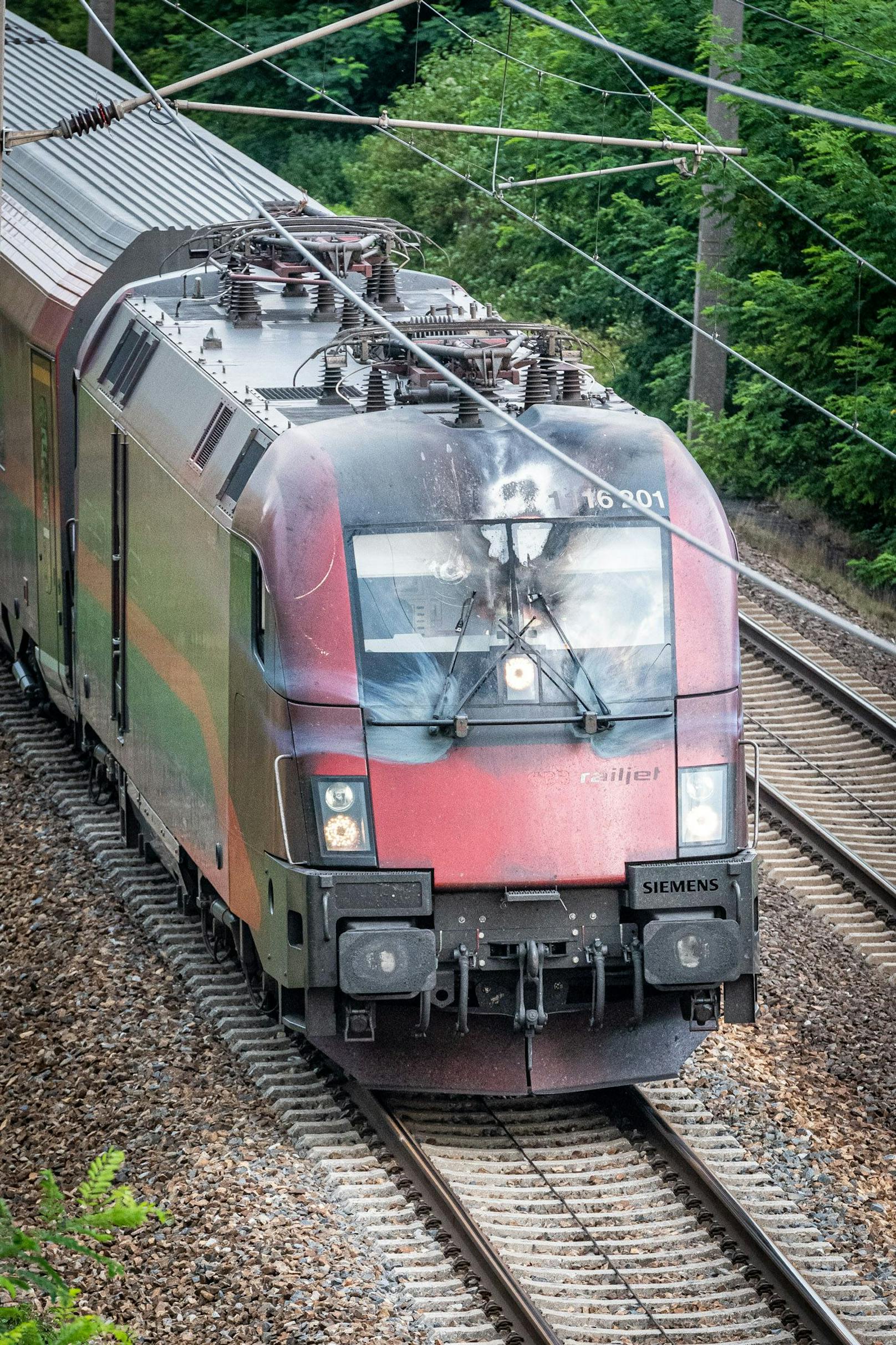 Durch Oberleitungsschaden wurde Lok beschädigt.