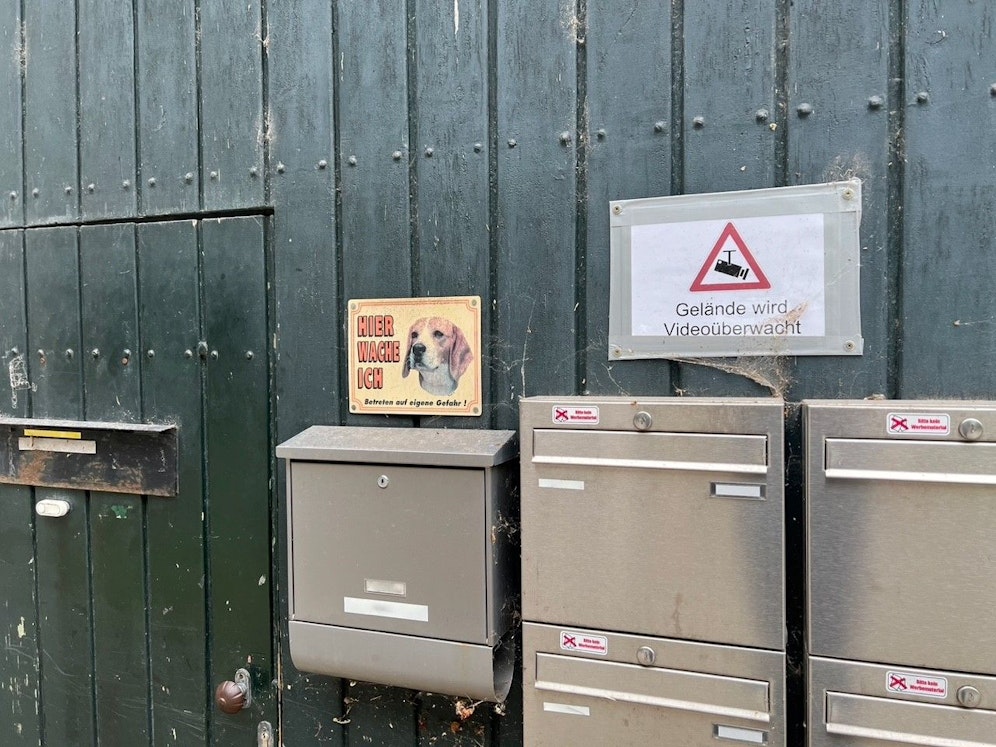 Hinter diesem Tor in Pottendorf spielten sich fürchterliche Szenen für die eingesperrten Tiere ab.