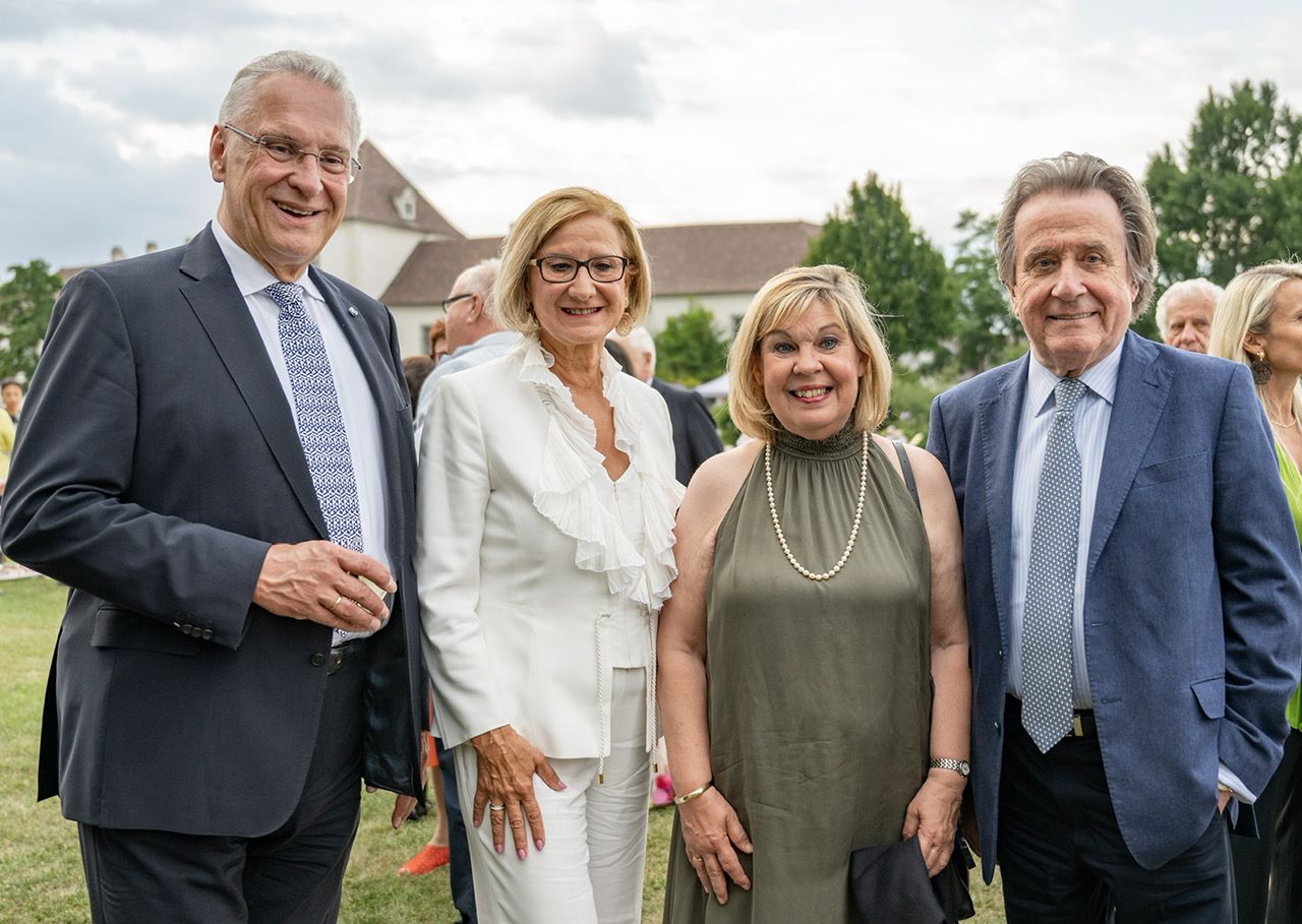 Bayerns Innenminister Joachim Herrmann, Landeshauptfrau Johanna Mikl-Leitner, Gerswid Herrmann und Rudolf Buchbinder (v.l.n.r.)