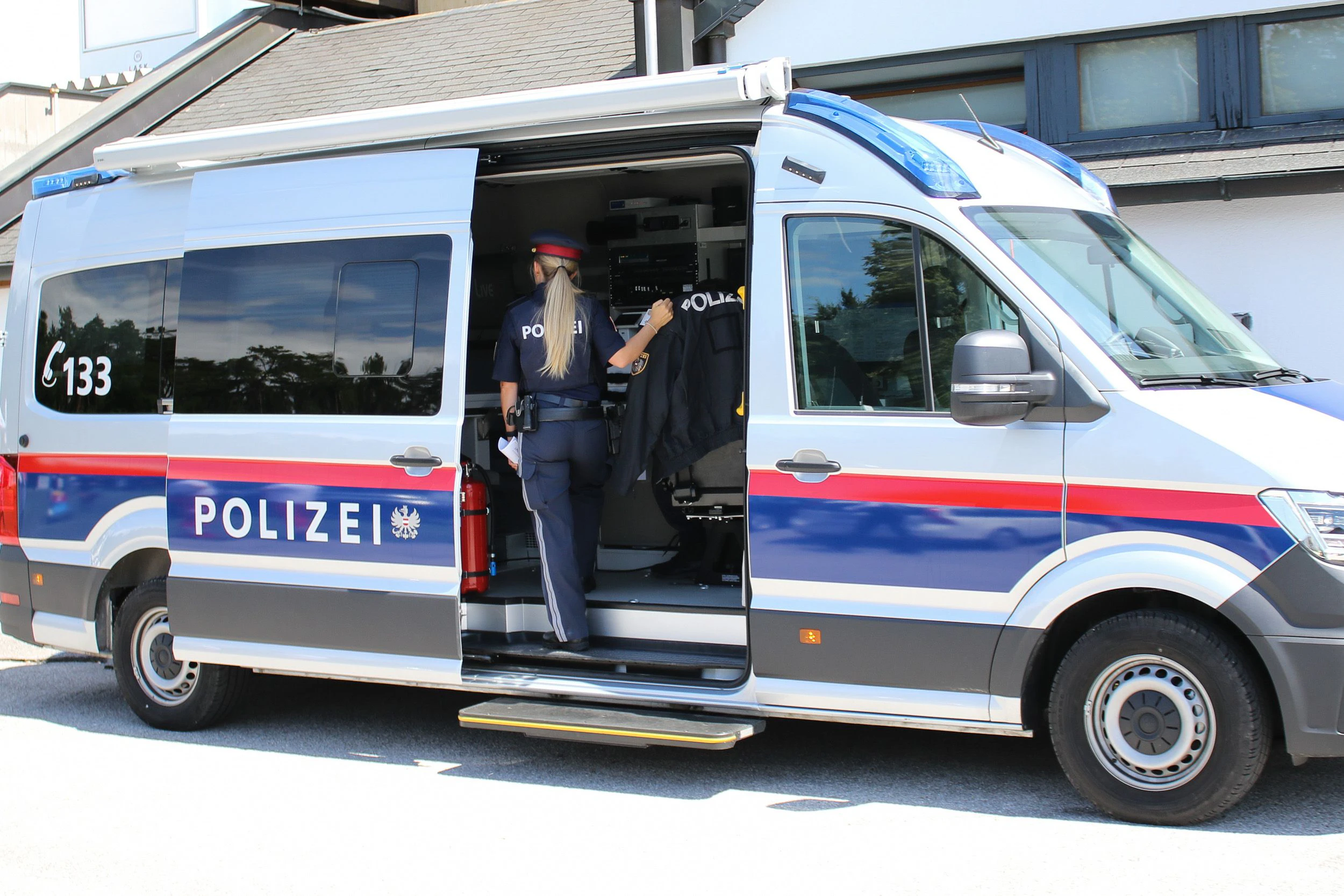 Download von www.picturedesk.com am 14.08.2022 (14:54).  11.07.2022, Linz, AUT, Fototermin, Verschiedene Themenbilder, im Bild Polizei, Polizeikontrolle, Einsatzkommando, Polizeiauto, Verkehrskontrolle, Pressefoto Scharinger © 2022, PhotoCredit Albin Schuster - 20220711_PD5046 - Rechteinfo: Rights Managed (RM) Nur fÃ¼r redaktionelle Nutzung!