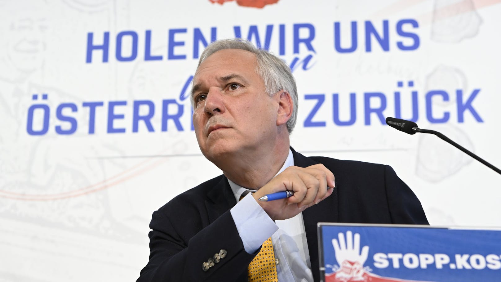 FPÖ-Kandidat Walter Rosenkranz zeigte sich bei einer Pressekonferenz am Samstag siegessicher.