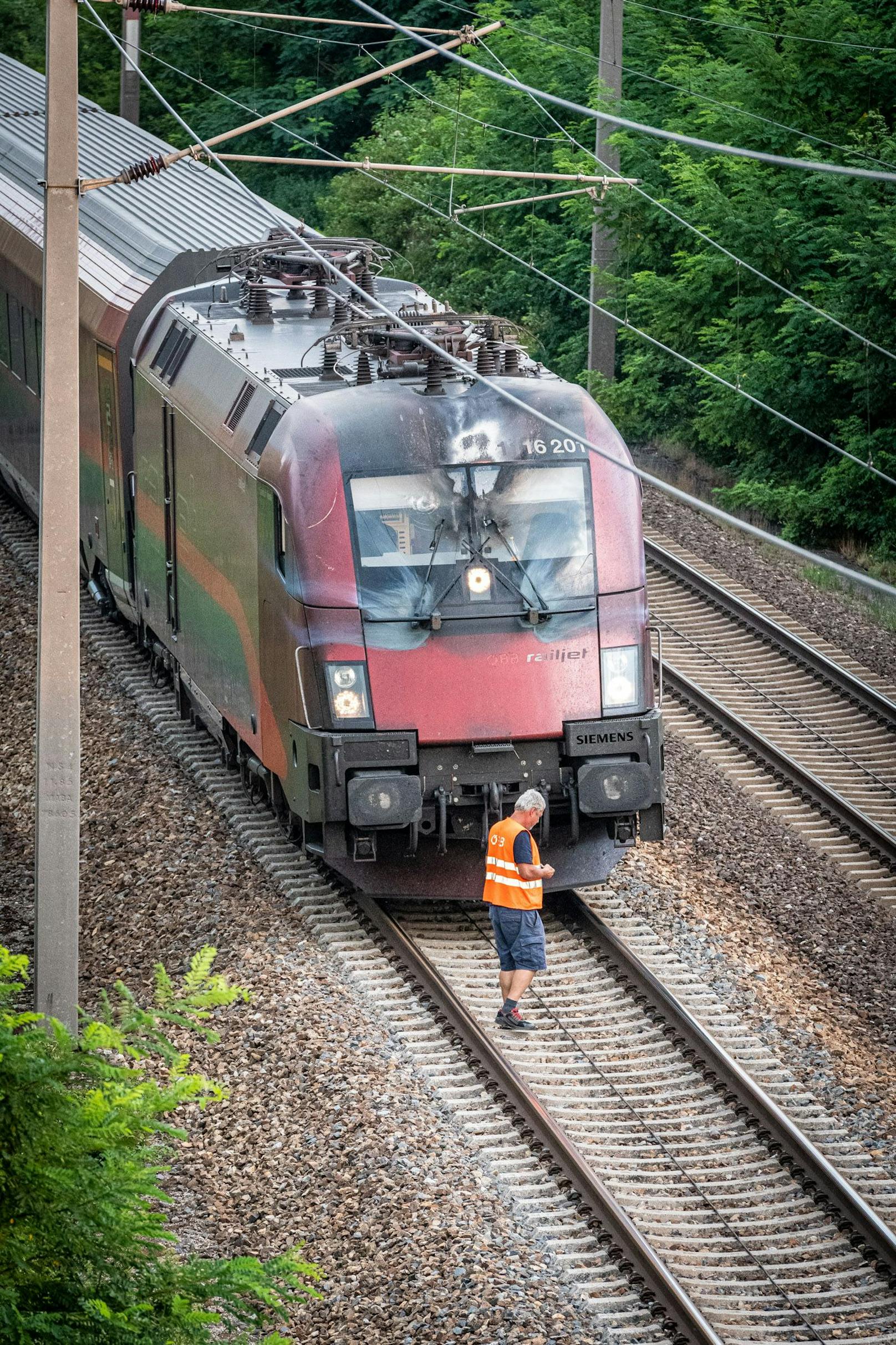 Durch Oberleitungsschaden wurde Lok ramponiert.