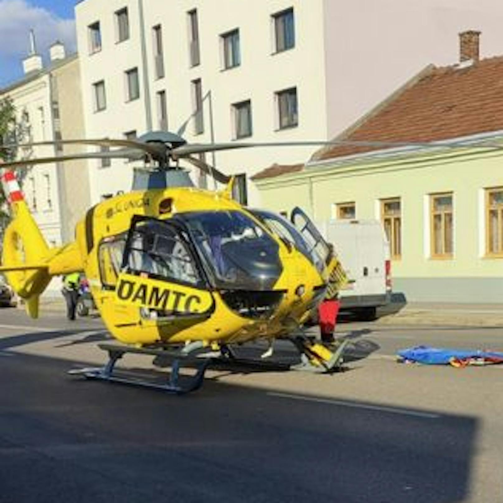 Die Straße wurde für die Dauer des Rettungseinsatzes abgesperrt.