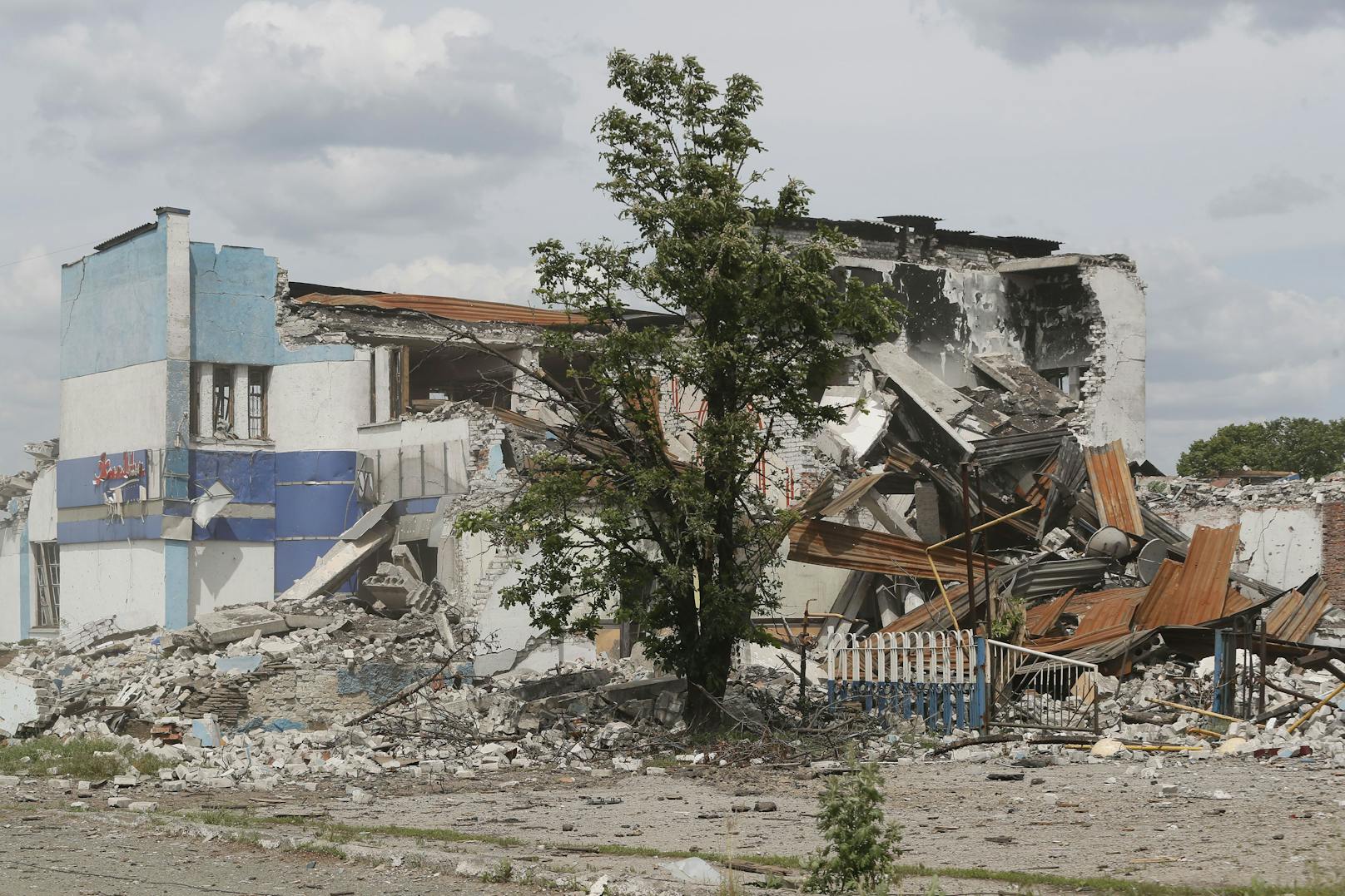 Überall zerstörte Gebäude in Popasna.