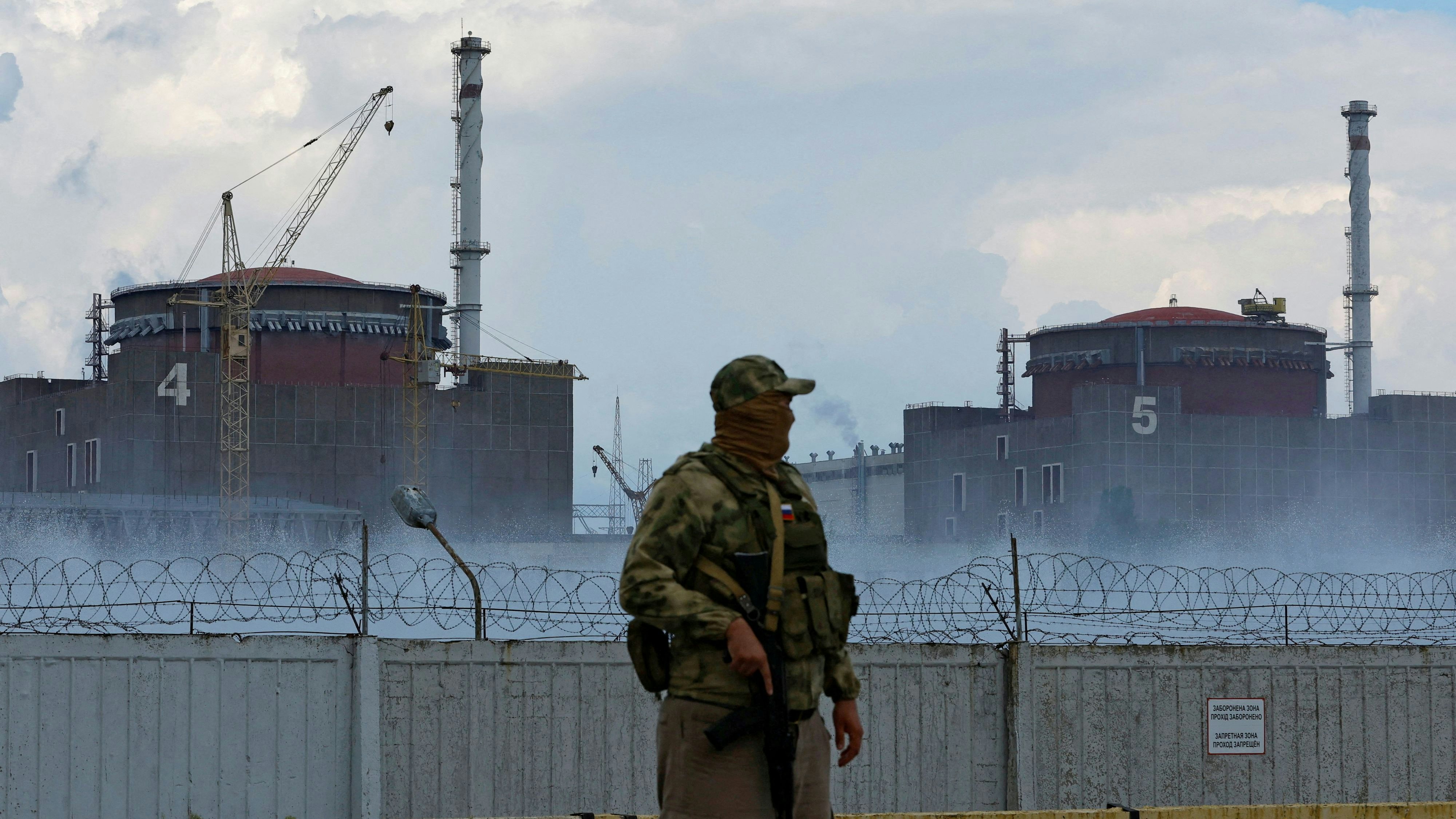 FILE PHOTO: A serviceman with a Russian flag on his uniform stands guard near the Zaporizhzhia Nuclear Power Plant in the course of Ukraine-Russia conflict outside the Russian-controlled city of Enerhodar in the Zaporizhzhia region, Ukraine August 4, 2022. REUTERS/Alexander Ermochenko/File Photo