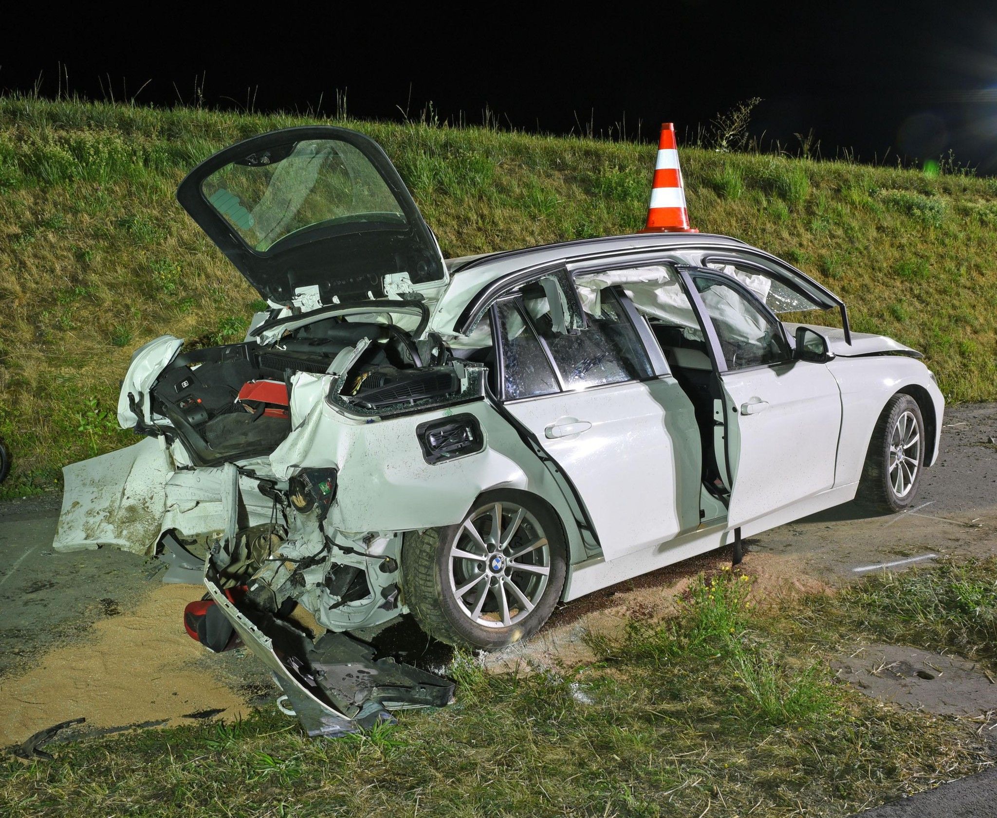 m vorderen Wagen sassen zwei Erwachsene und zwei neun Monate alte Säuglinge. Drei Erwachsene und die zwei Säuglinge mussten durch den Rettungsdienst 144 ins Spital gefahren, eine Person mit einem Rettungshelikopter ins Spital geflogen werden.
