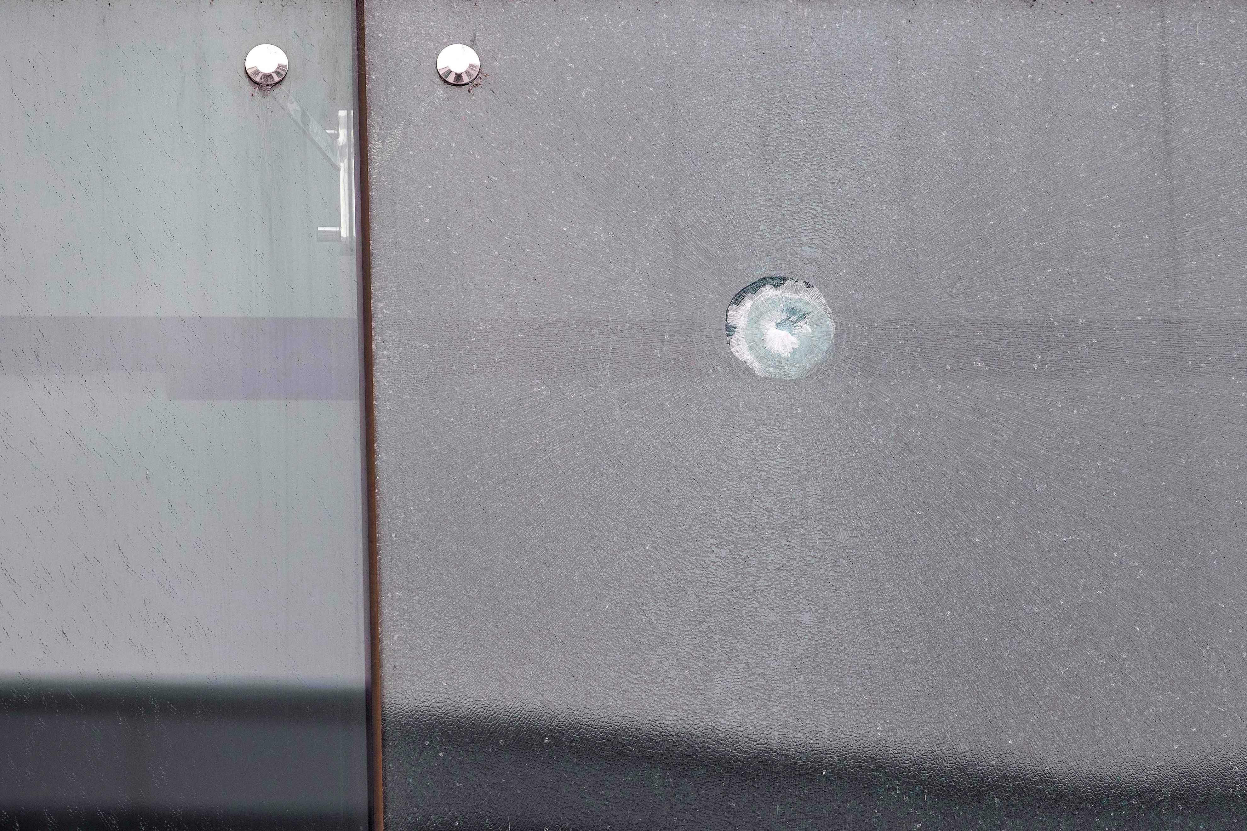 Dieses Bild zeigt zersplittertes Glas von einer Kugel, nachdem ein Bewaffneter am 14. August 2022 auf dem Flughafen in Canberra das Feuer eröffnet hatte.