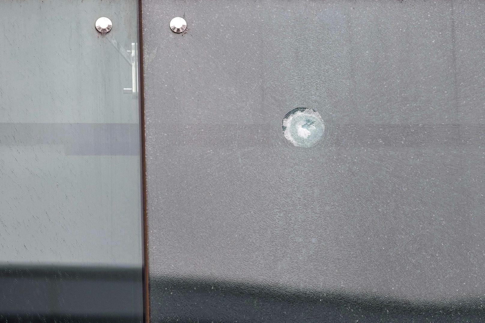 Dieses Bild zeigt zersplittertes Glas von einer Kugel, nachdem ein Bewaffneter am 14. August 2022 auf dem Flughafen in Canberra das Feuer eröffnet hatte.