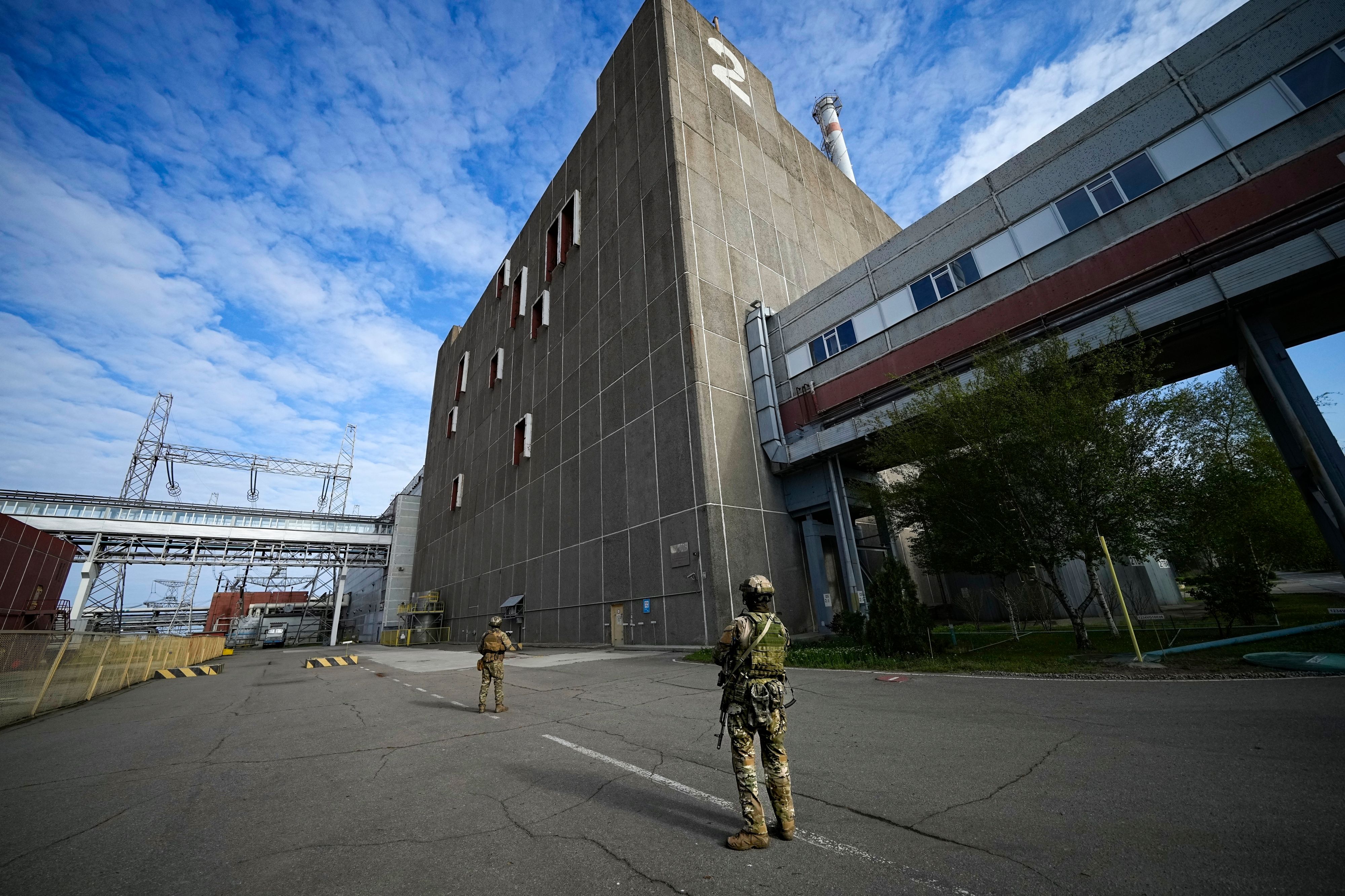 Download von www.picturedesk.com am 14.08.2022 (22:26).  Russian servicemen guard an area of the Zaporizhzhia Nuclear Power Station, the largest nuclear power plant in Europe and among the 10 largest in the world in Enerhodar, Zaporizhzhia region, in territory under Russian military control, southeastern Ukraine, Sunday, May 1, 2022. (AP Photo) - 20220501_PD12285 - Rechteinfo: Rights Managed (RM)