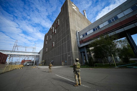 Russische Militärangehörige bewachen das Kernkraftwerk in Saporischschja.