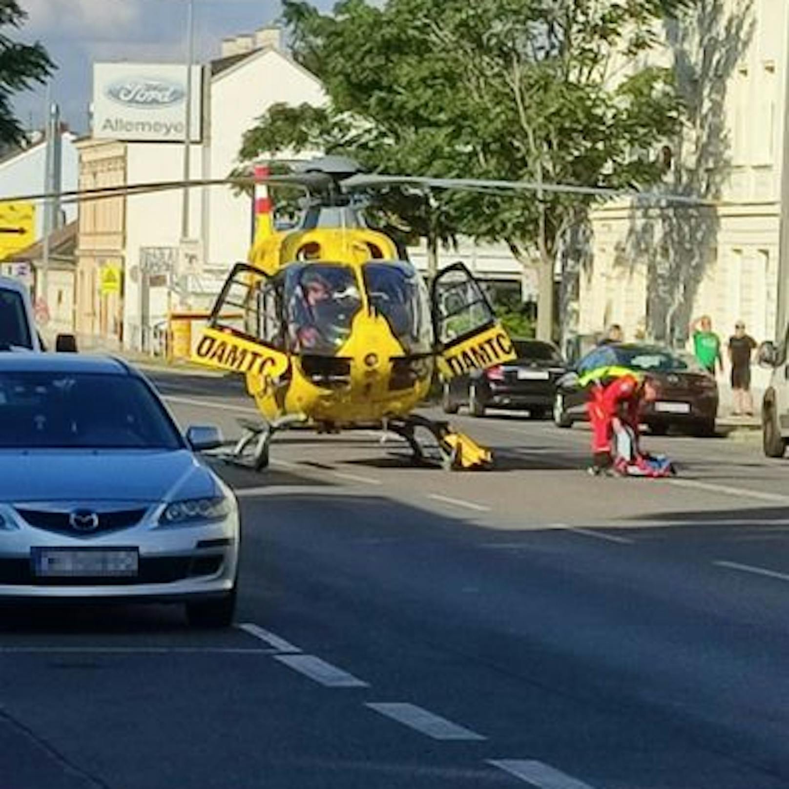 Ein Notarzt-Helikopter landete mittendrin, flog dann allerdings ohne Patient wieder ab.