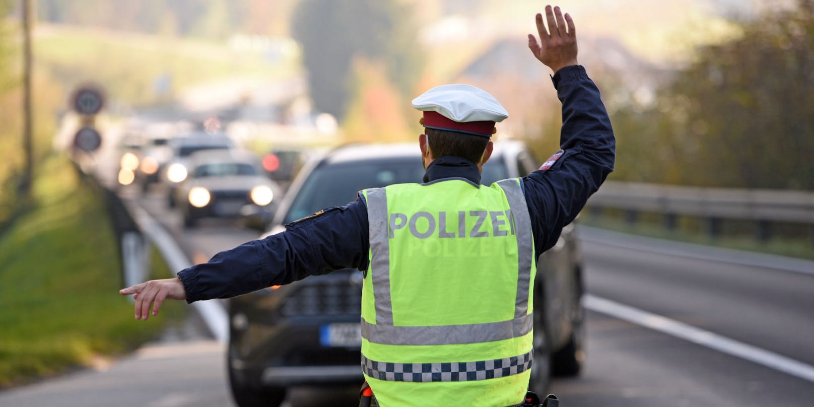 Fußball-Legende Hans Krankl habe drei Polizisten mit seinem Auto angefahren. Er selbst bestreitet das.