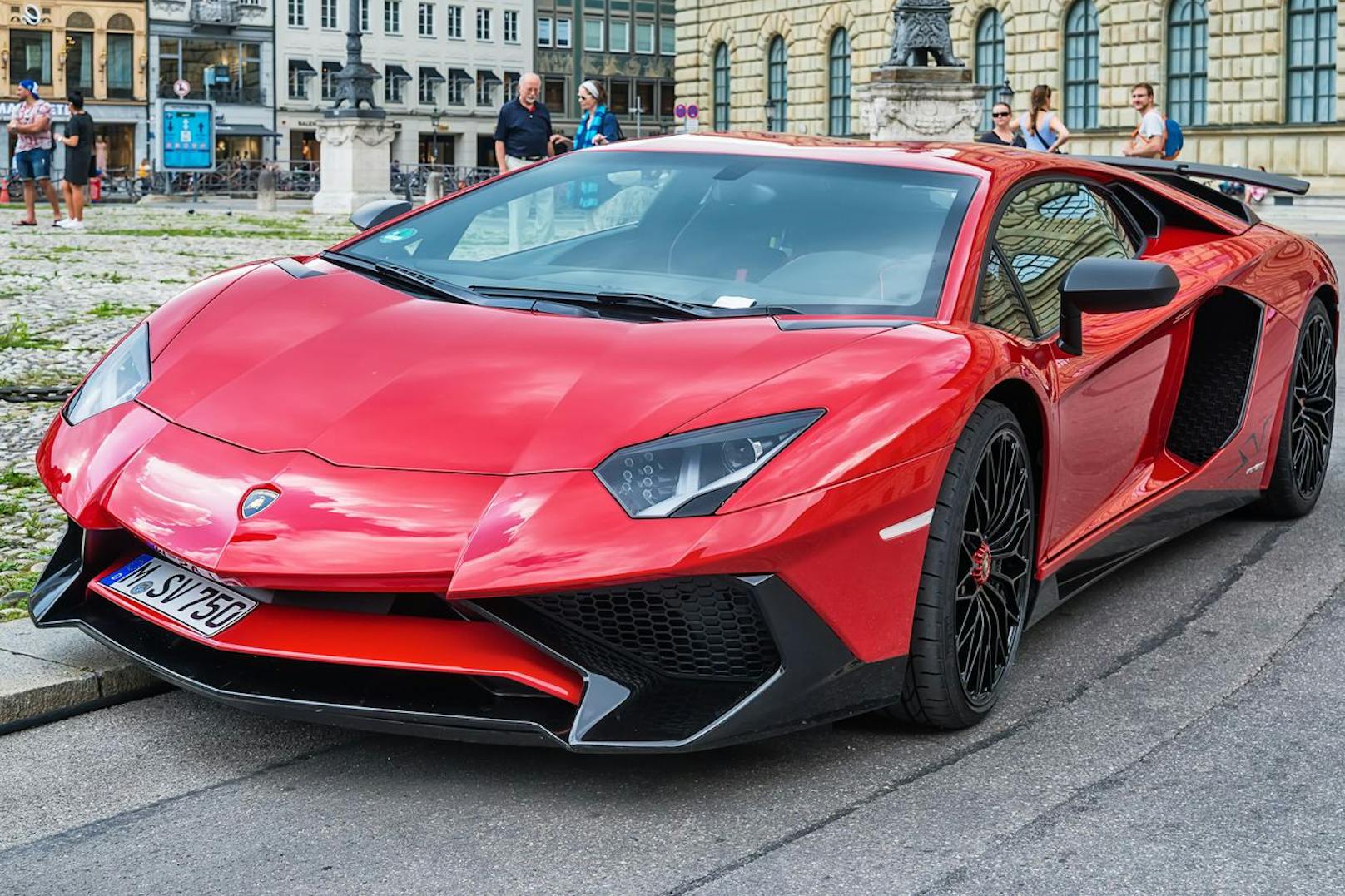 Die deutsche Polizei sucht einen Lamborghini-Fahrer.