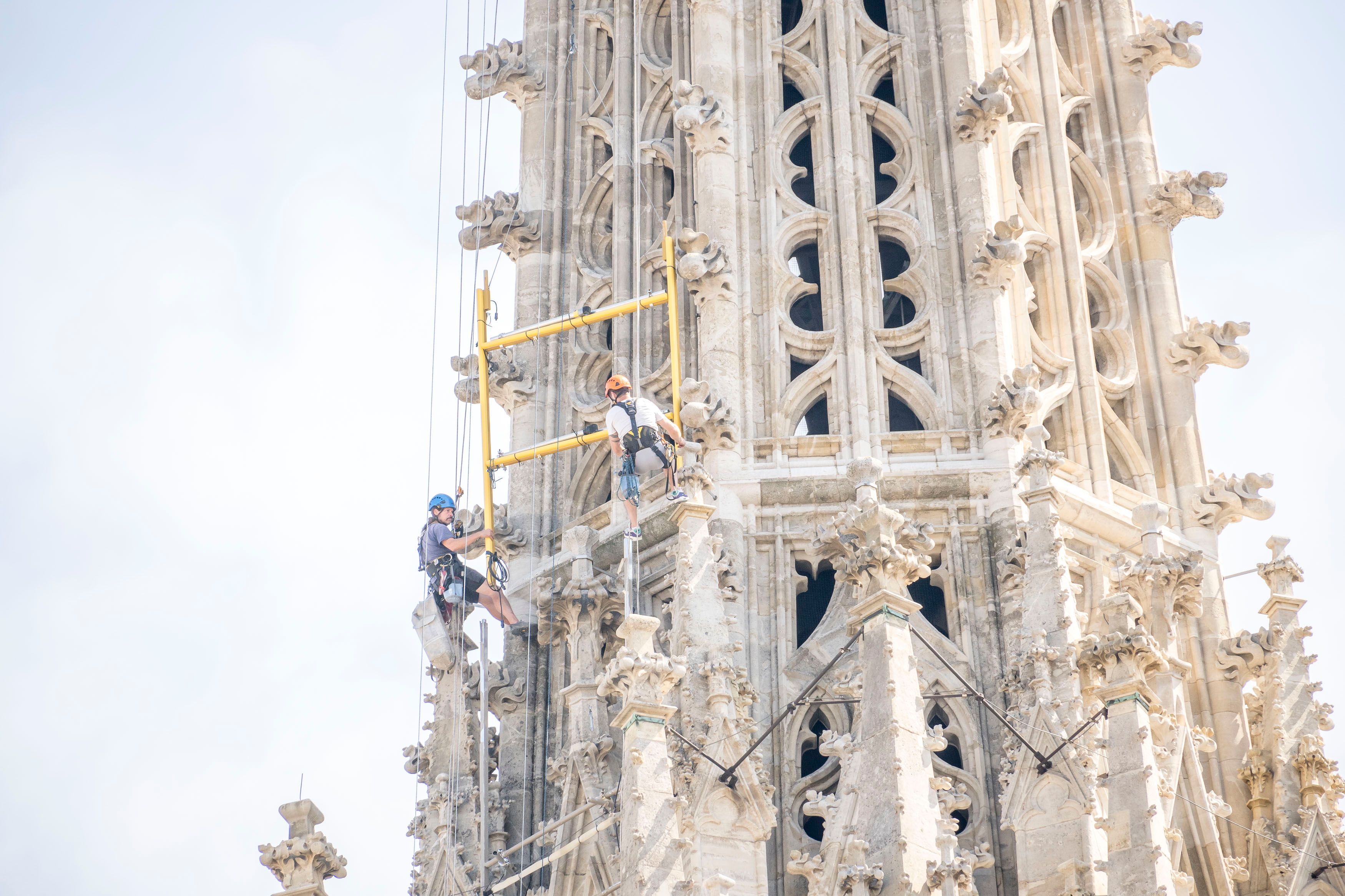 Die Himmelsleiter wird außen und innen abmontiert. Hier wird eins von 33 Leiter-Elementen geborgen