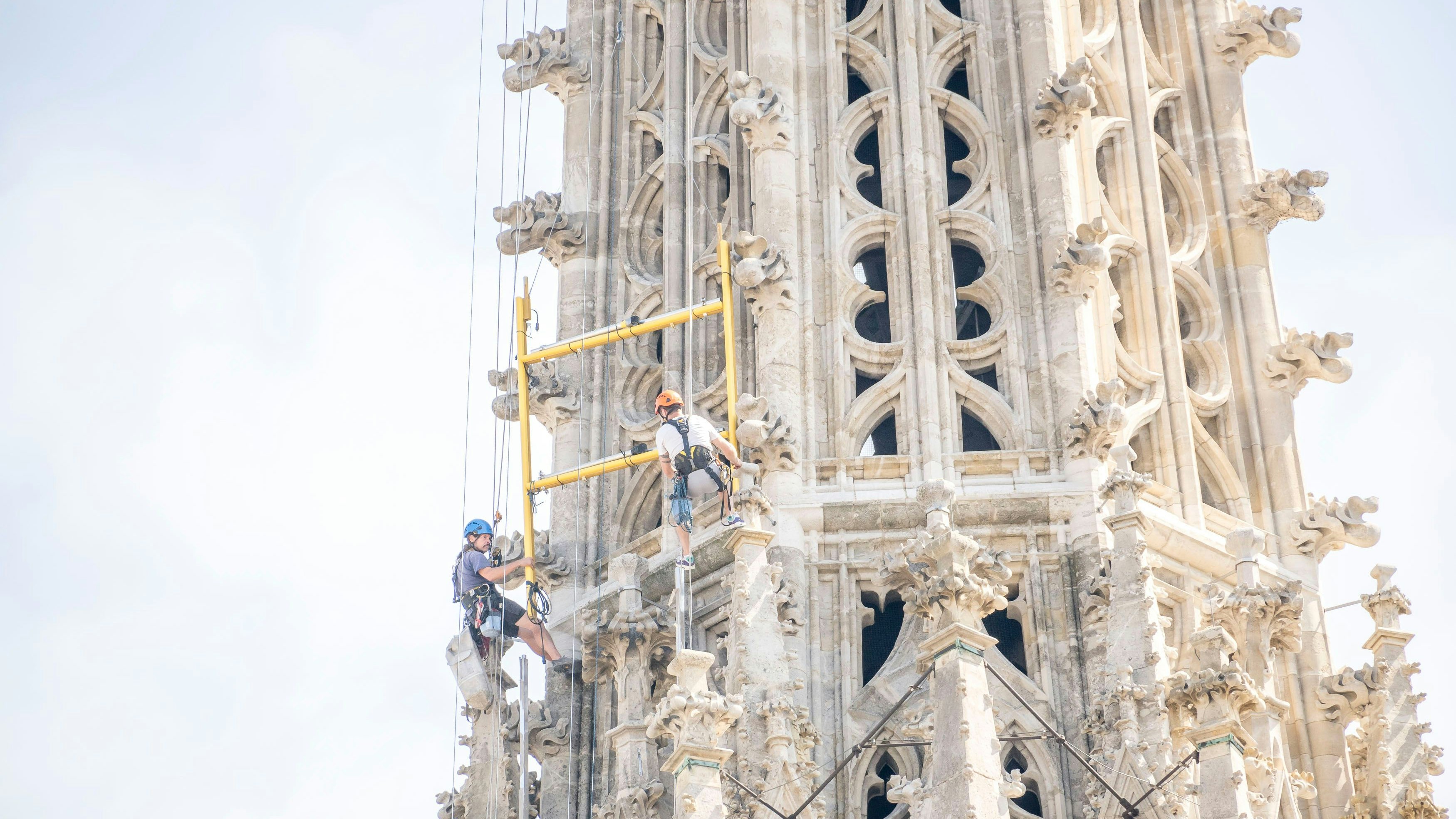 Die Himmelsleiter wird außen und innen abmontiert. Hier wird eins von 33 Leiter-Elementen geborgen