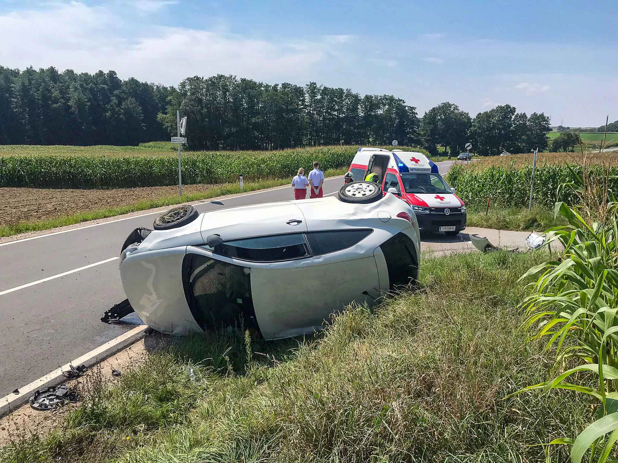 Unfall auf der L105: Einsatzkräfte vor Ort
