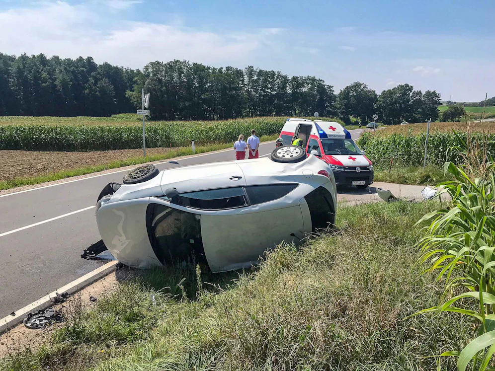 Unfall auf der L105: Einsatzkräfte vor Ort