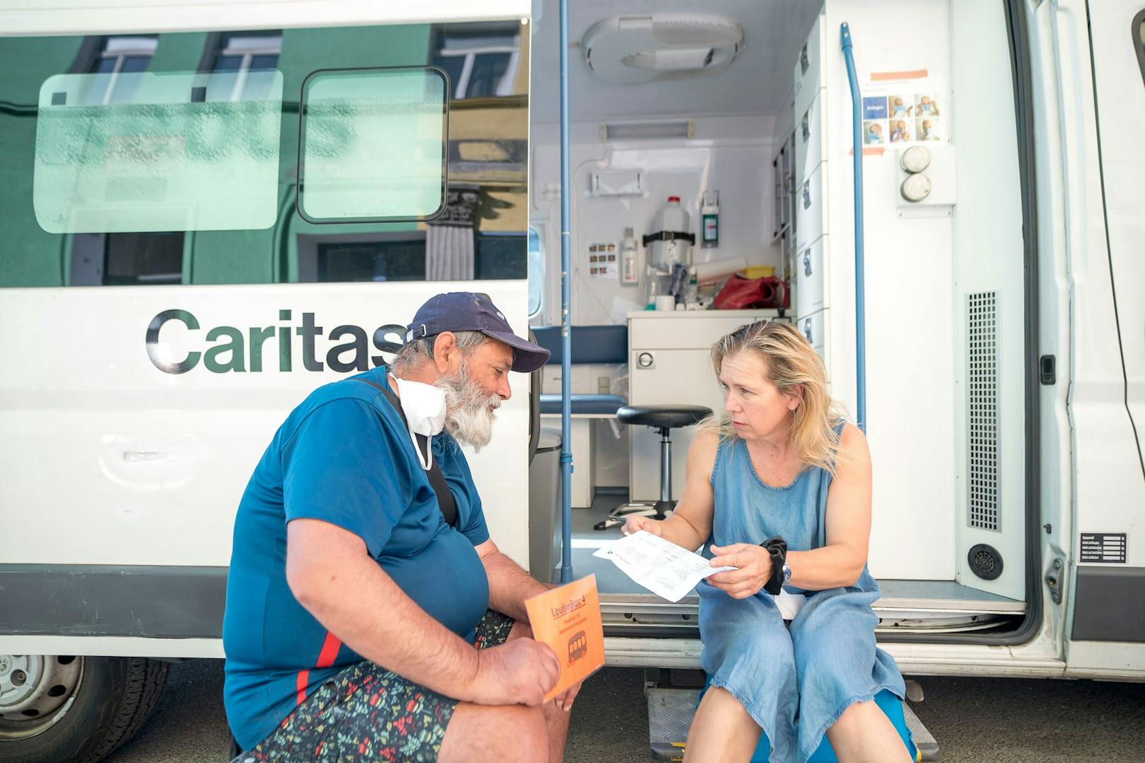 Dr. Monika Stark betreut im Louisebus der Caritas obdachlose Menschen