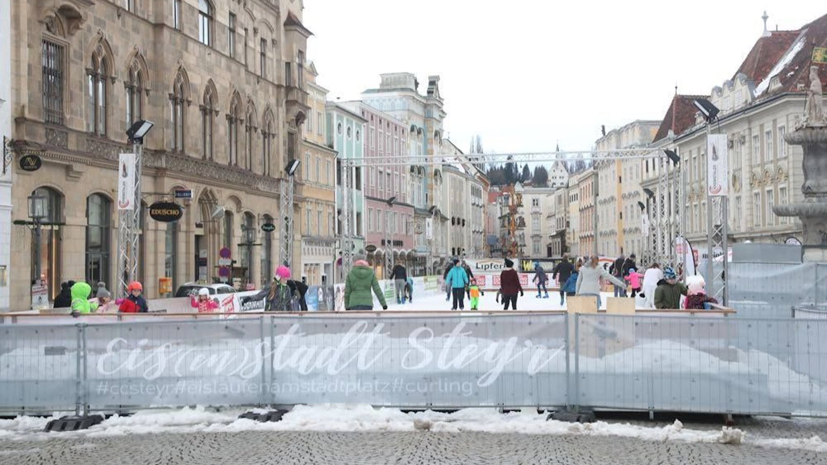 Groß und Klein müssen heuer aufs Eislaufen am Stadtplatz verzichten.