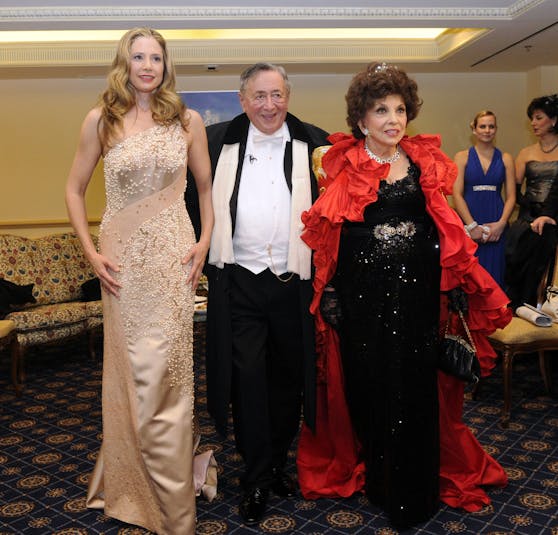 Diva Gina Lollobrigida (ganz rechts) mit US-Schauspielerin Mira Sorvino und Baumeister Richard Lugner beim Opernball 2013.