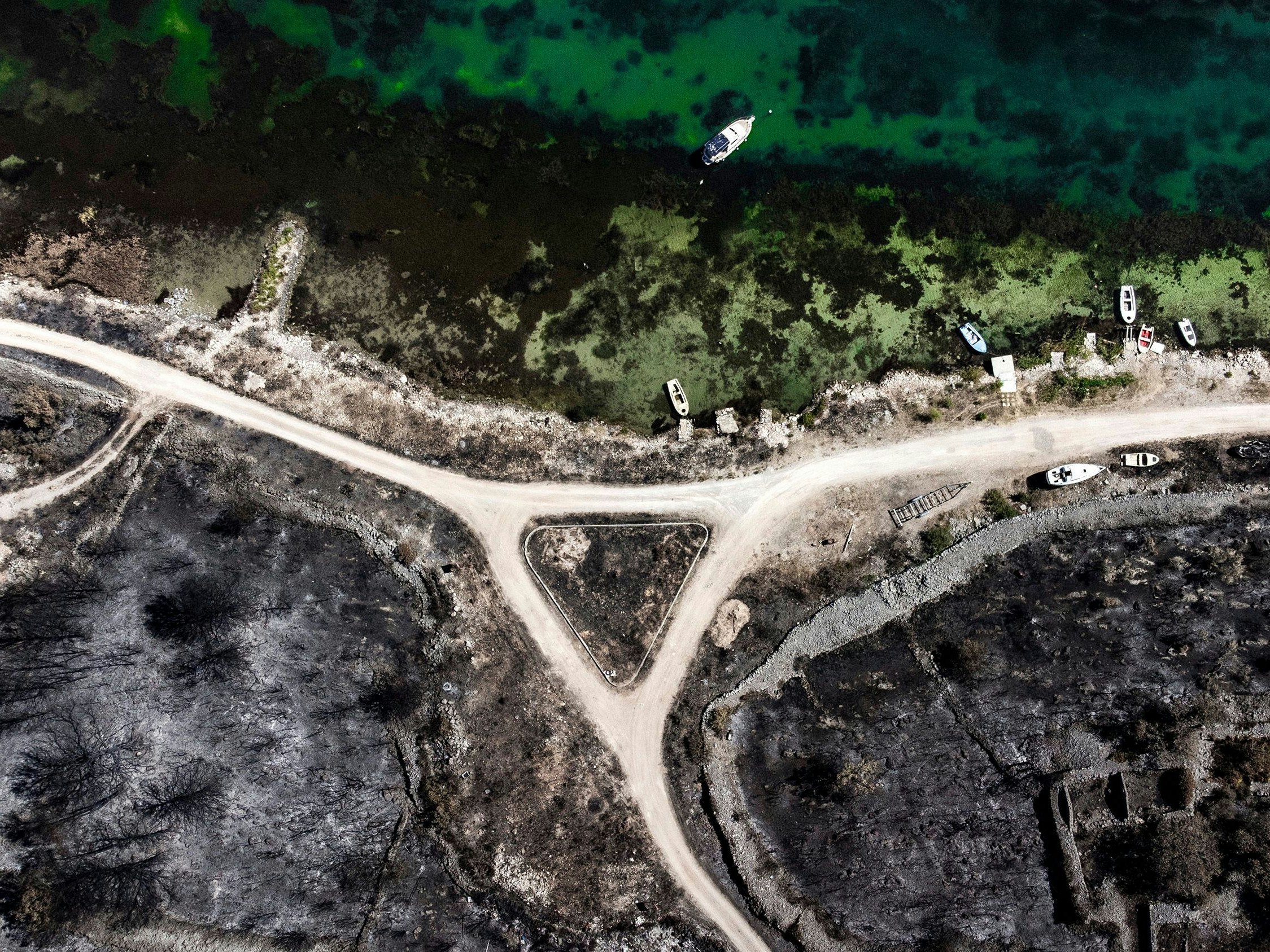 Download von www.picturedesk.com am 15.08.2022 (10:39).  20.07.2022, Zagreb, CRO, Waldbrände in Südeuropa, Hitzewelle hat den Süden Europas weiter im Griff, teilweise wüten verheerende Waldbrände, im Bild das Luftbild vom abgebrannten Gebiet um Raslina und Zaton in Kroatien. Das Lauffeuer das im Landkreis Sibenik-Knin ausgebrochen war breitete sich über geschätzte 3.300 Hektar Land aus und verzehrte Gras, Unterholz, Wälder und landwirtschaftliche Nutzpflanzen. 30 Häuser, mehrere Autos und Boote sowie drei landwirtschaftliche Maschinen verbrannten, // during the heat wave in southern Europe, sometimes devastating forest fires rage, in the pic: Aerial view of the burned area around Raslina and Zaton in Croatia. The wildfire that broke out in Sibenik-Knin County spread over an estimated 3,300 hectares of land, consuming grass, undergrowth, forests and agricultural crops. 30 houses, several cars and boats and three agricultural machines burned.during the heat wave in southern Europe, sometimes devastating forest fires rage, in the pic Aerial view of the burned area around Raslina and Zaton in Croatia. The wildfire that broke out in äibenik-Knin County spread over an estimated 3,300 hectares of land, consuming grass, undergrowth, forests and agricultural crops. 30 houses, several cars and boats and three agricultural machines burned. Zagreb, Croatia on 2022/07/20. EXPA Pictures © 2022, PhotoCredit: EXPA/ Pixsell/ Milan Sabic *****ATTENTION - for AUT, SLO, SUI, SWE, ITA, FRA only***** - 20220721_PD3561 - Rechteinfo: Rights Managed (RM)