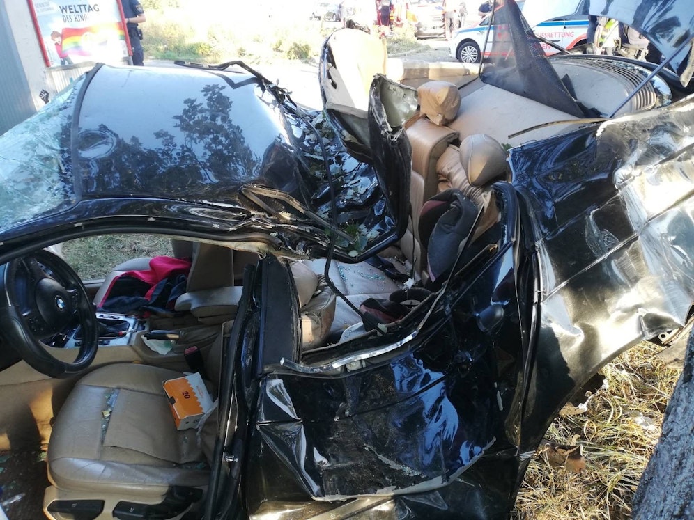 Dramatischer EInsatz Sonntagabend in Wien-Favoriten: Die Wiener Feuerwehr musste drei Kinder (5, 6, 11) aus dem Unfallwagen schneiden.