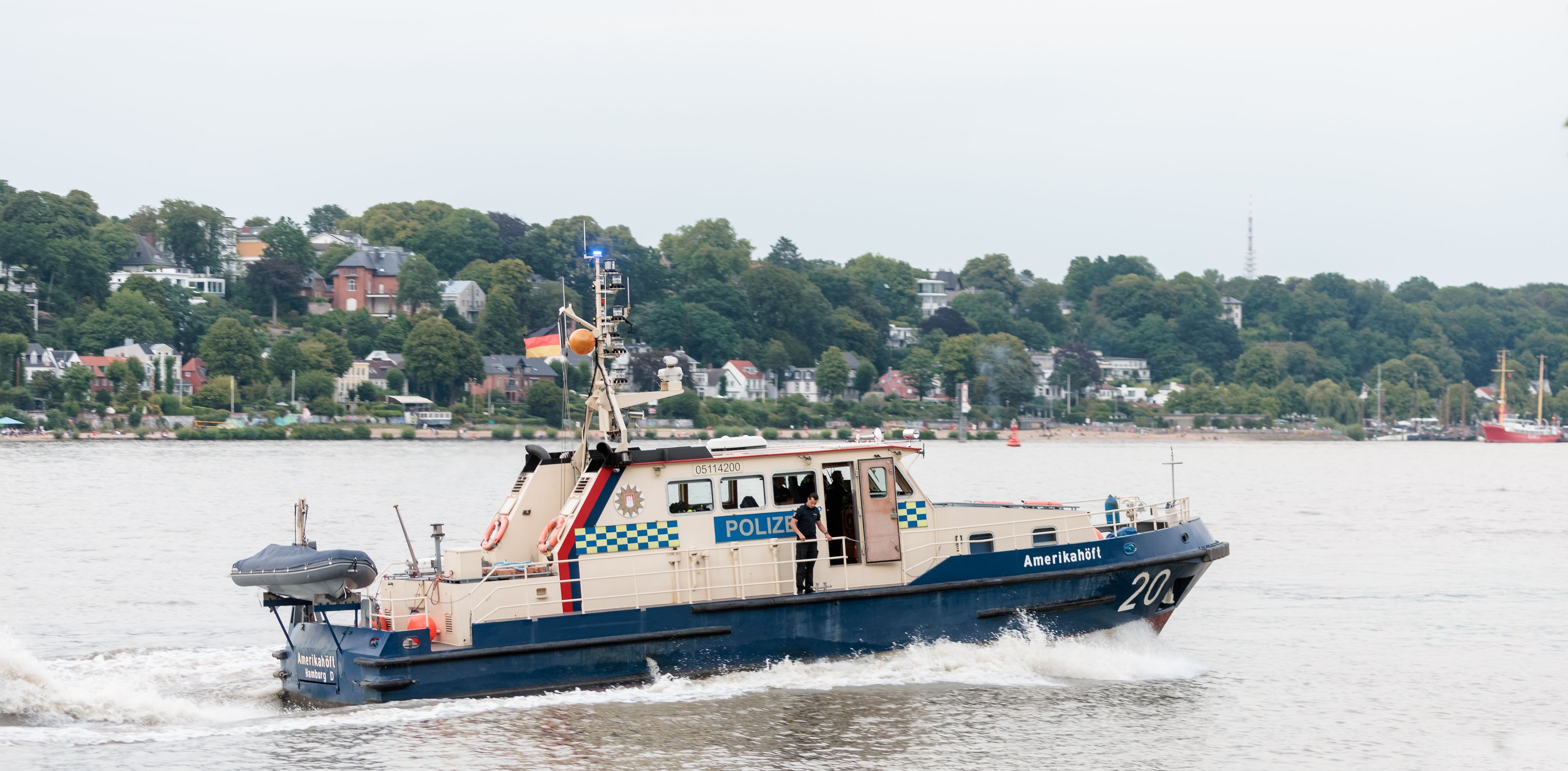 Download von www.picturedesk.com am 15.08.2022 (09:47).  02 August 2022, Hamburg: The harbor patrol boat "Amerikahöft" of the Hamburg water police sails with blue lights on the Elbe towards Hamburg. Photo: Markus Scholz/dpa - 20220802_PD11854 - Rechteinfo: Rights Managed (RM)