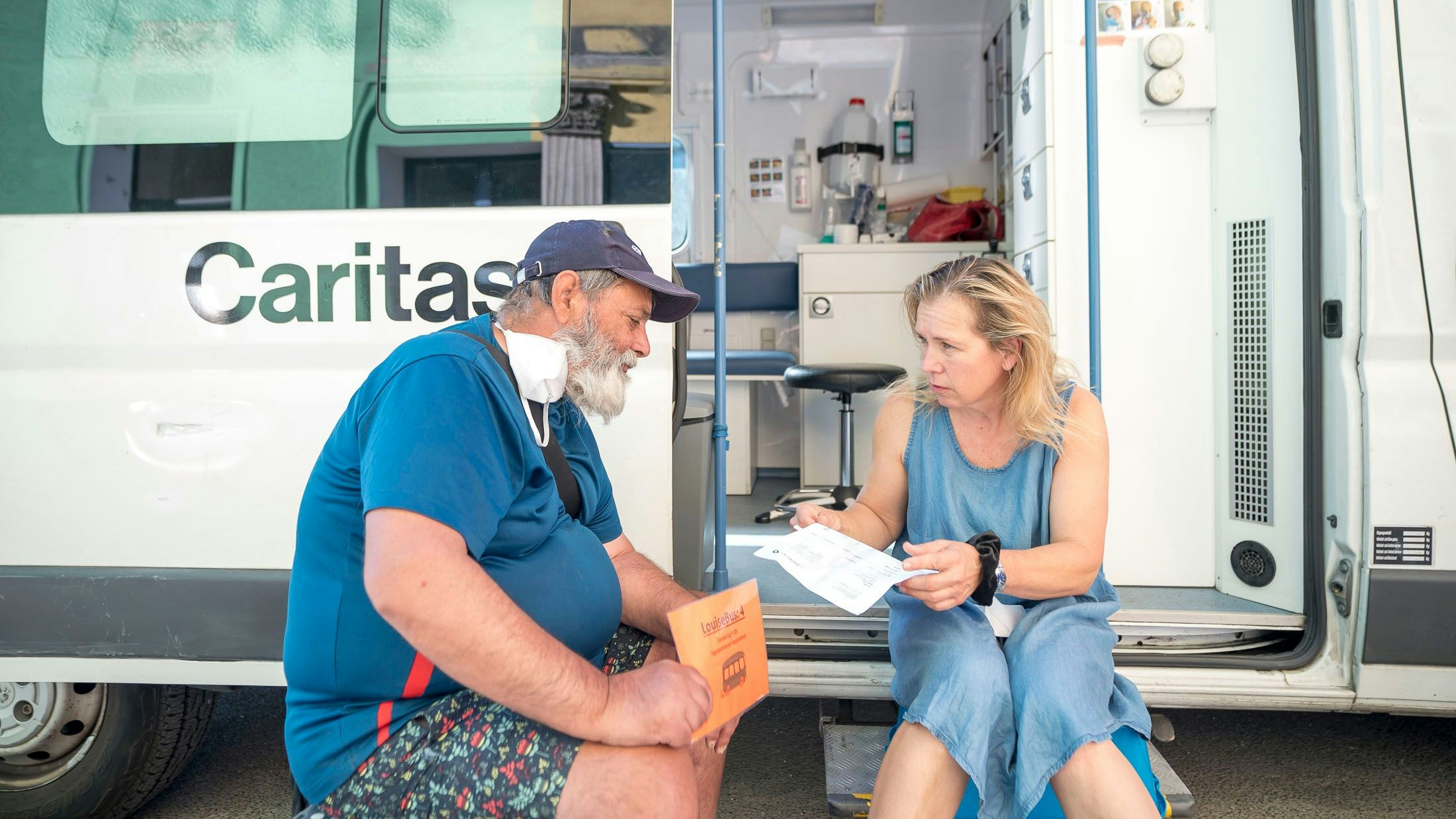 dr. monika stark betreut im louisebus der caritas obdachlose menschen, arzt, ärztin, 20220811 foto: helmut graf/tageszeitugn heute