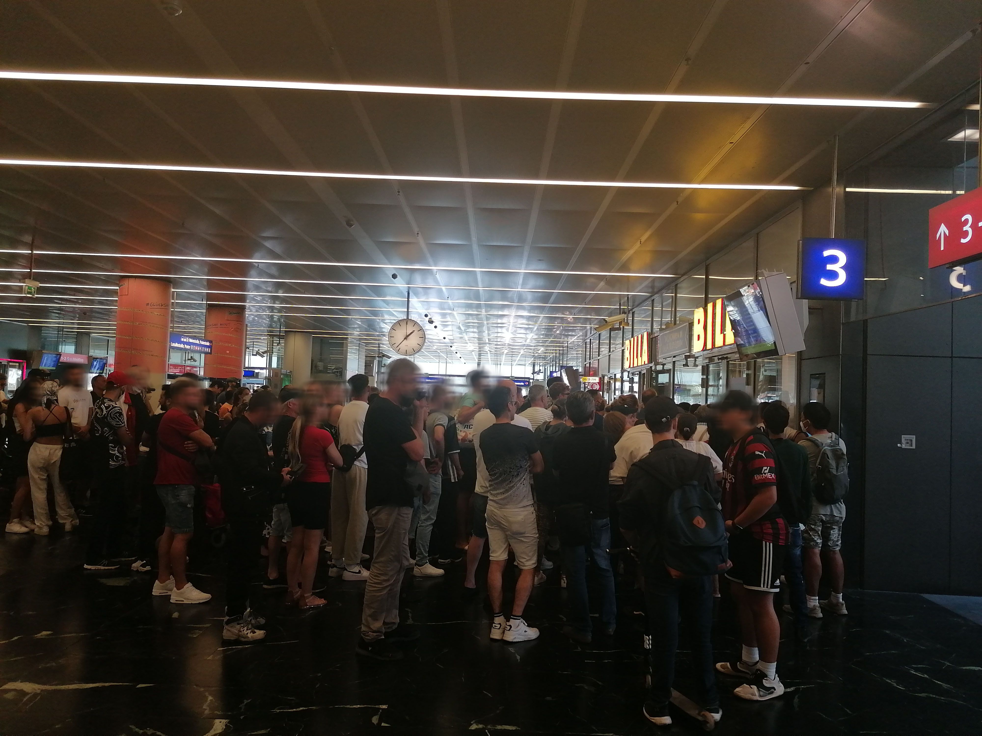 Die Wiener stürmen am Feiertag eine Supermarkt am Praterstern – bei einem Blackout drohen weitaus schlimmere Szenen.