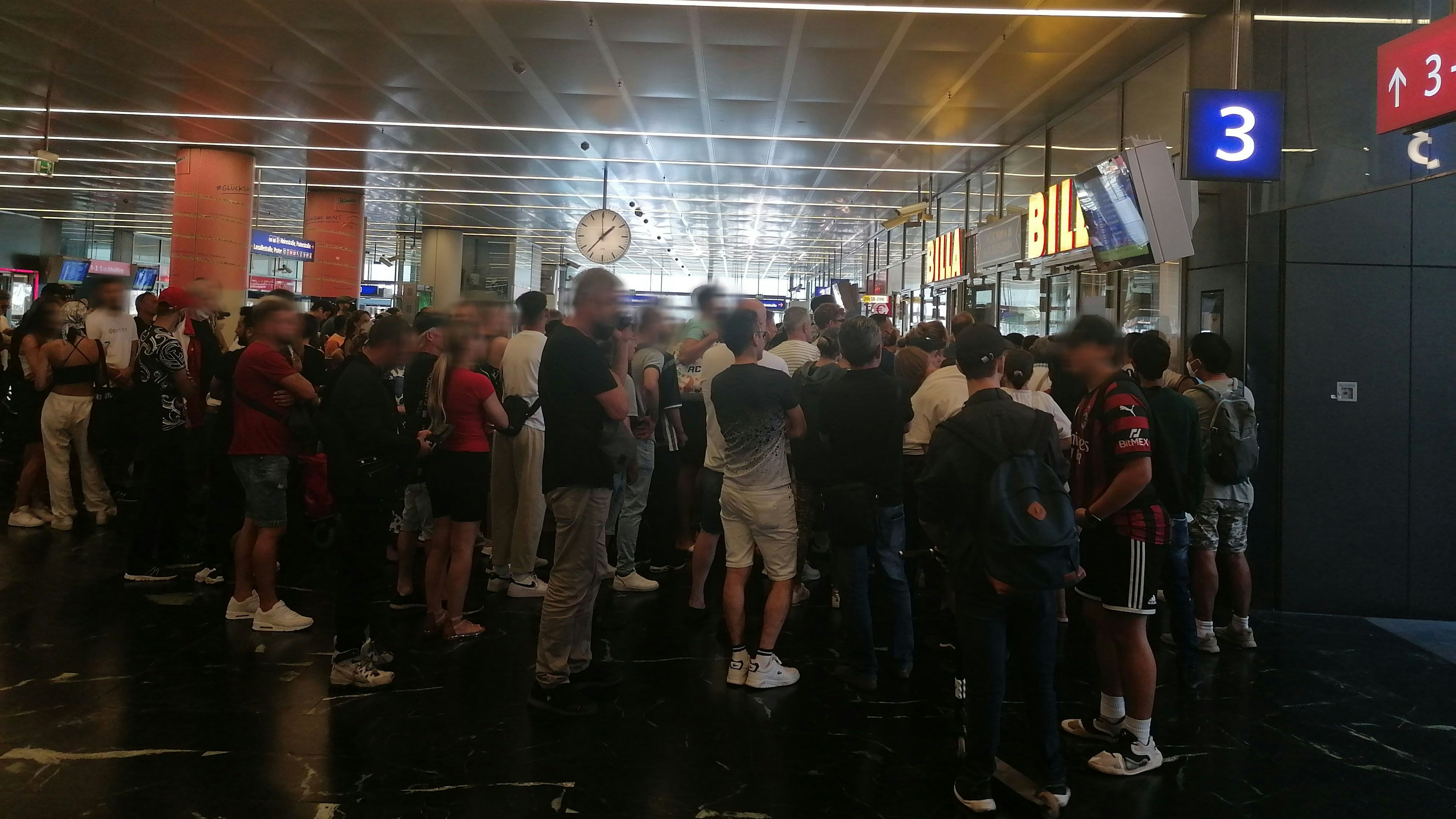 Wiener stürmen am Feiertag Supermarkt am Praterstern