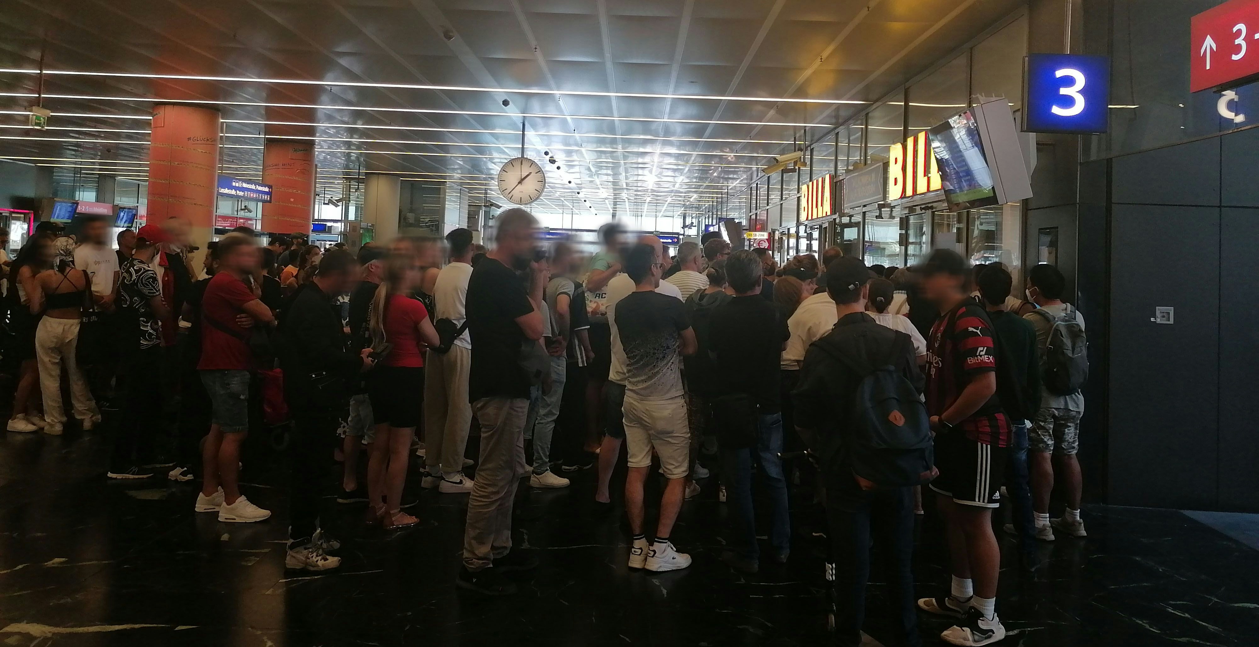 Wiener stürmen am Feiertag Supermarkt am Praterstern