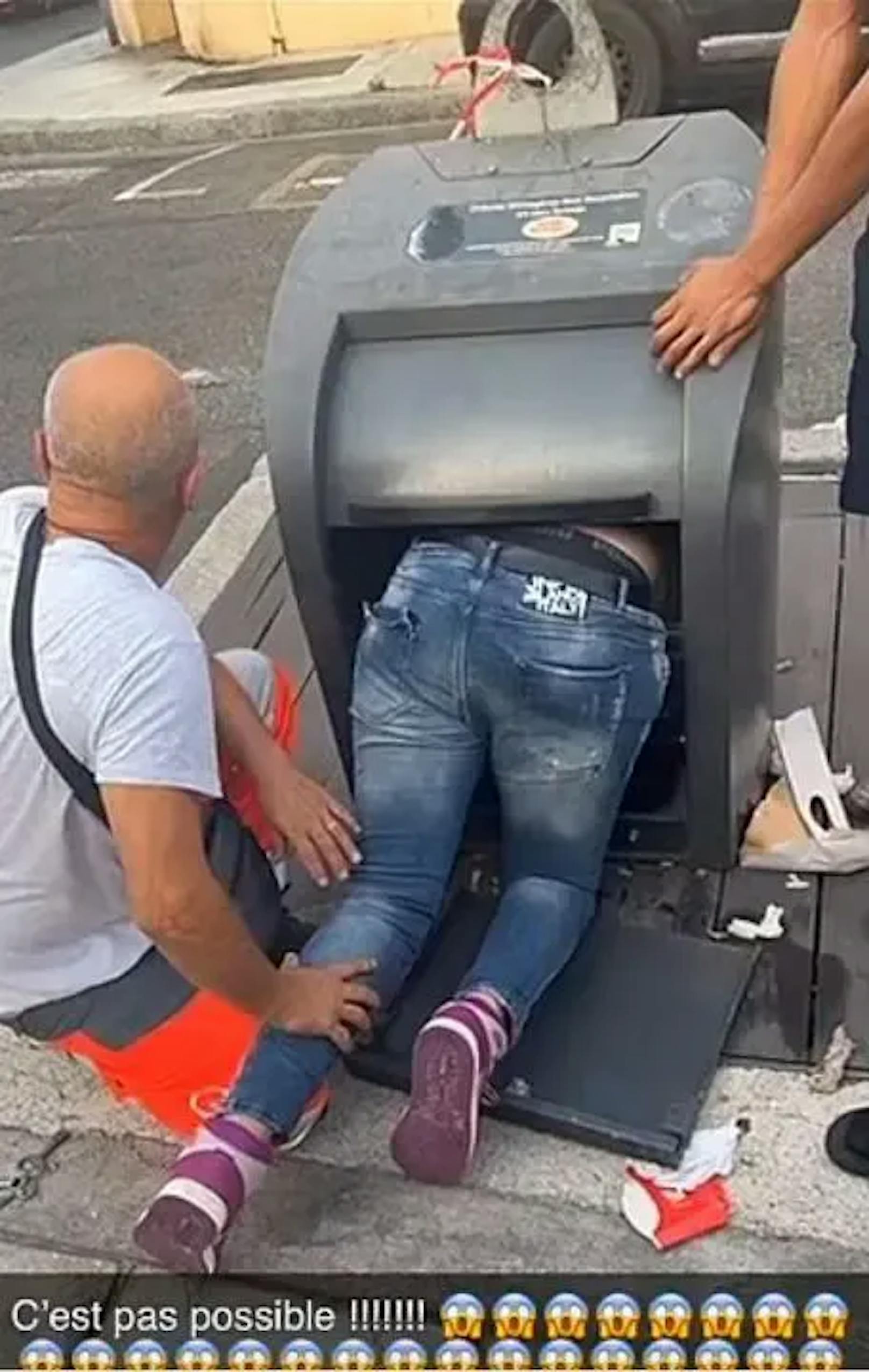 In Perpignan geriet ein Mann in eine absurde Situation: Er blieb in einem Abfallcontainer auf der Straße stecken.
