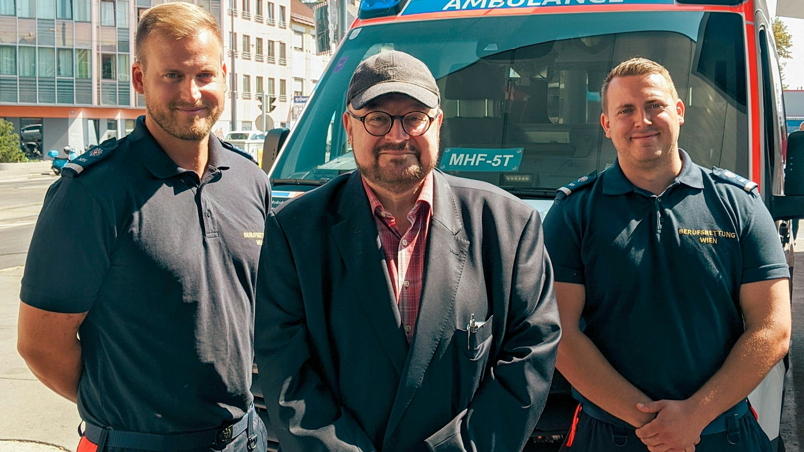 Notfallsanitäter Rene S. , ORF-Moderator Dietmar Koch und Notfallsanitäter der Berufsrettung Wien Bernhard Sch.