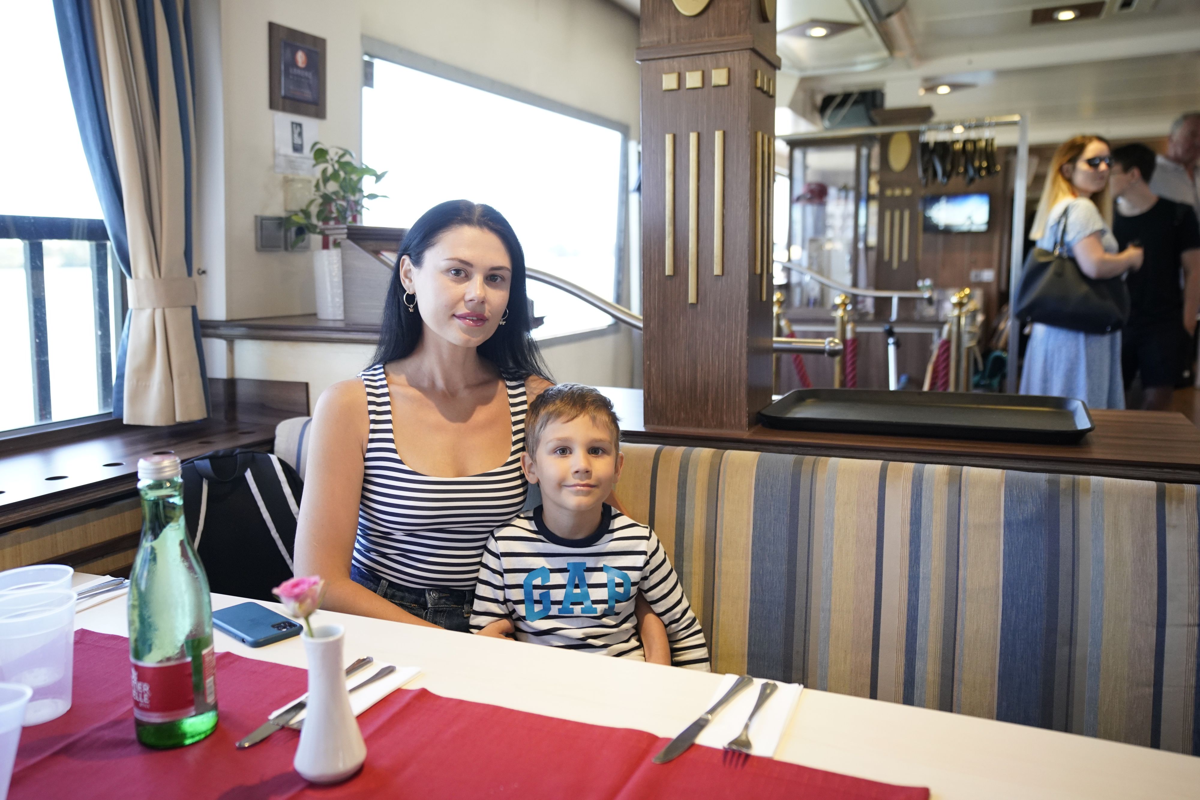 Gemeinsam mit ihrem fünfjährigen Sohn Damir musste Kateryna (36) aus Berdjansk fliehen. Bei einer Schifffahrt an der Donau konnte die junge Familie den Alltag für kurze Zeit vergessen.