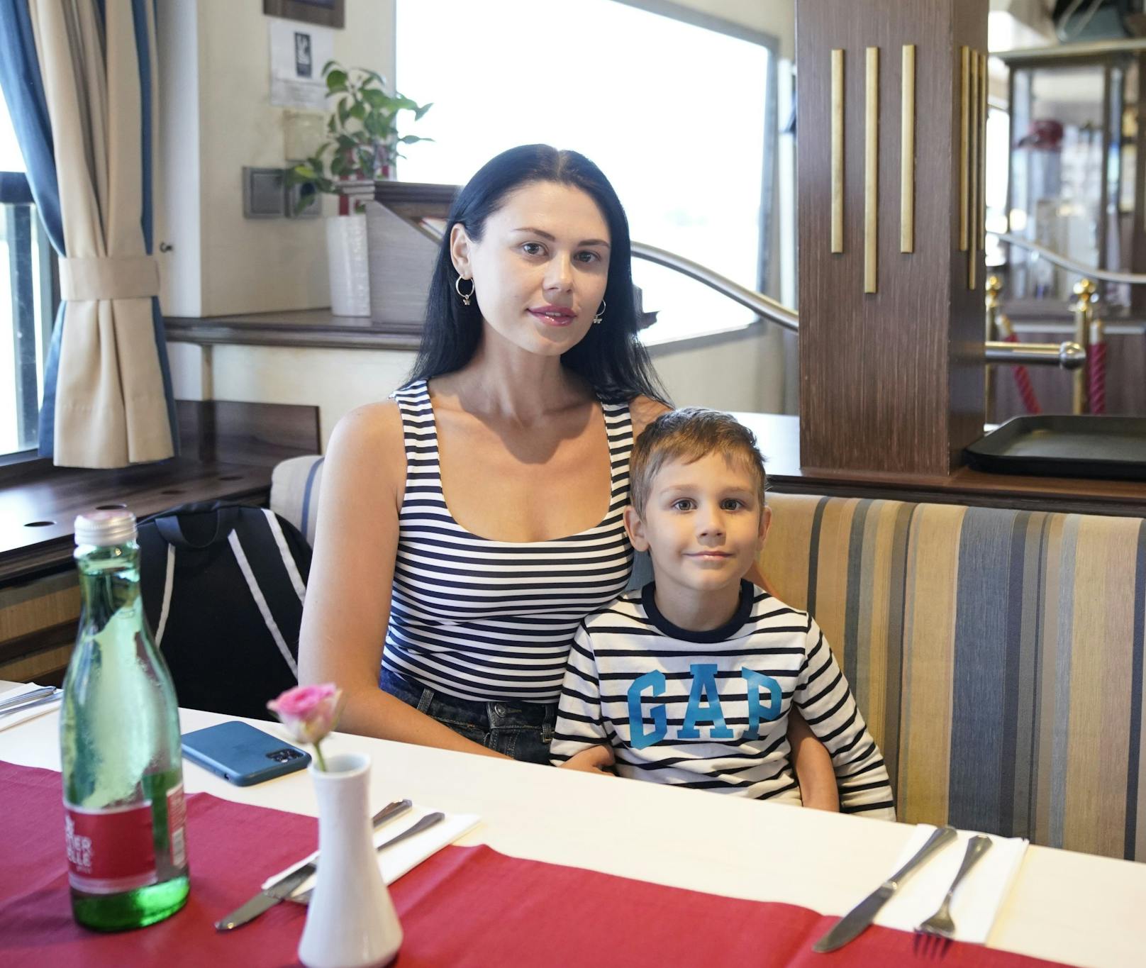 Gemeinsam mit ihrem fünfjährigen Sohn Damir musste Kateryna (36) aus Berdjansk fliehen. Bei einer Schifffahrt an der Donau konnte die junge Familie den Alltag für kurze Zeit vergessen.
