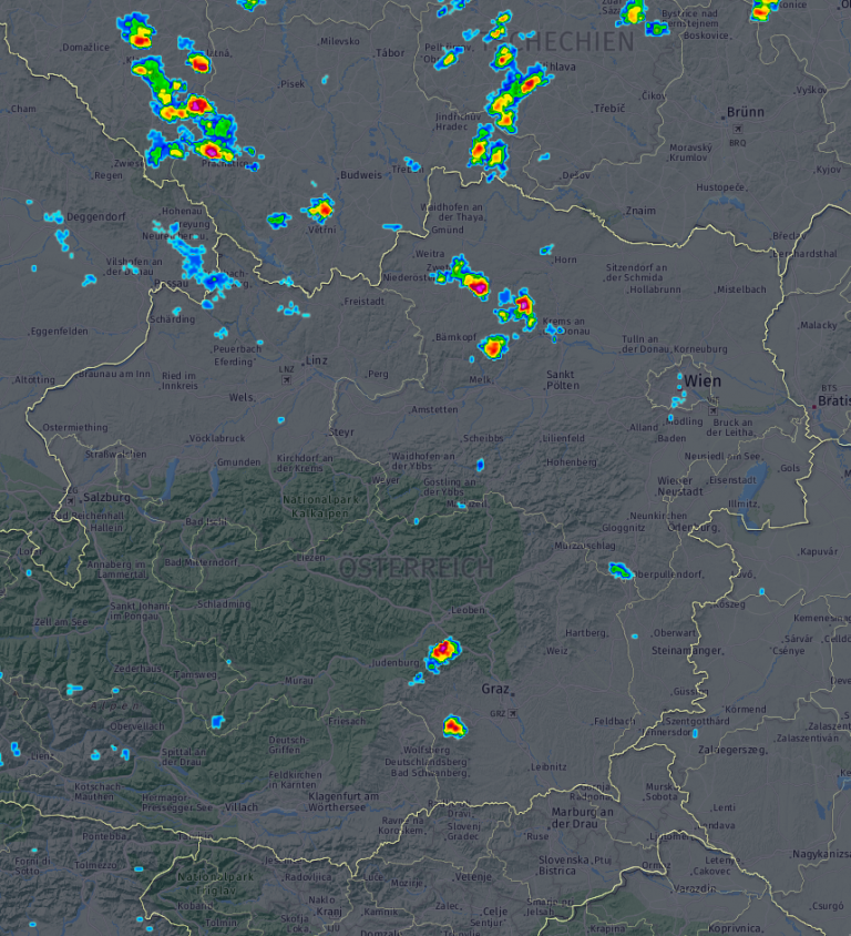 Über dem Waldviertel, der Koralpe und der Gleinalpe haben sich erste kräftige Schauer gebildet.