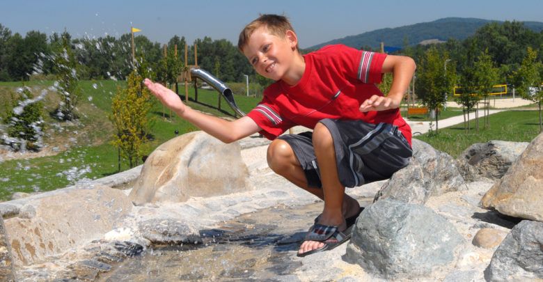 Am Erlebnisspielplatz in der SolarCity kann man sich abkühlen.