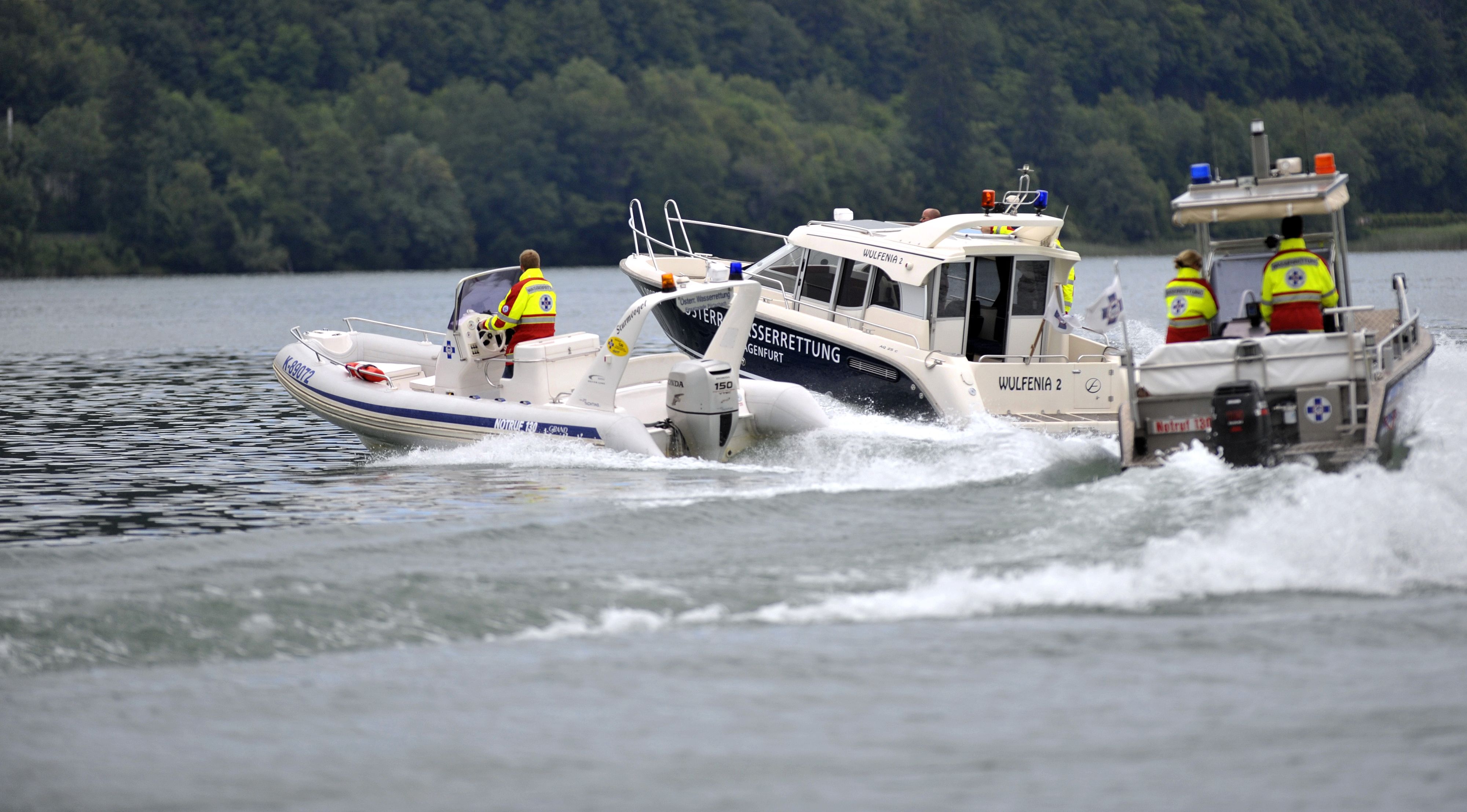 Kräfte der Wasserrettung mit Einsatzbooten bei Velden am Wörthersee. Symbolbild
