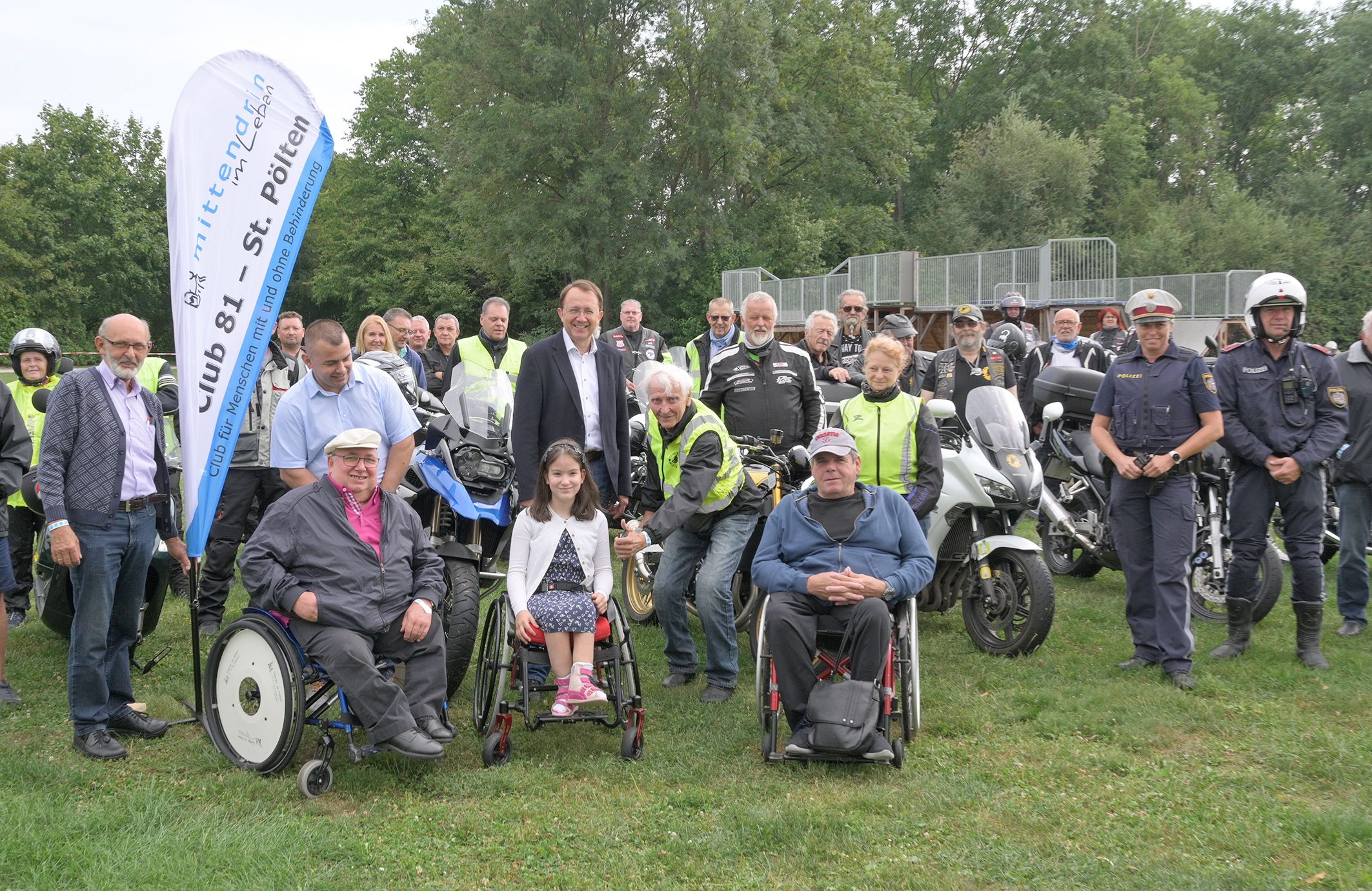 Bürgermeister Matthias Stadler, Obmann Karl Heinz Himmelstein und Mitglieder der Motorradfreunde St. Pölten, Obmann Josef Schoisengeyer und Mitglieder des Club 81 und Esther bei der Eröffnung der Benefizfahrt. (Foto: Arman Kalteis)