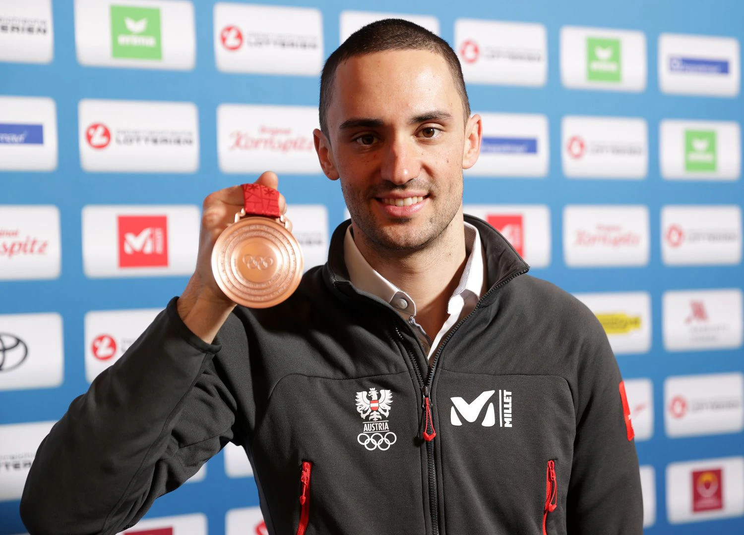 Greiderer mit seiner Bronze-Medaille aus Peking.