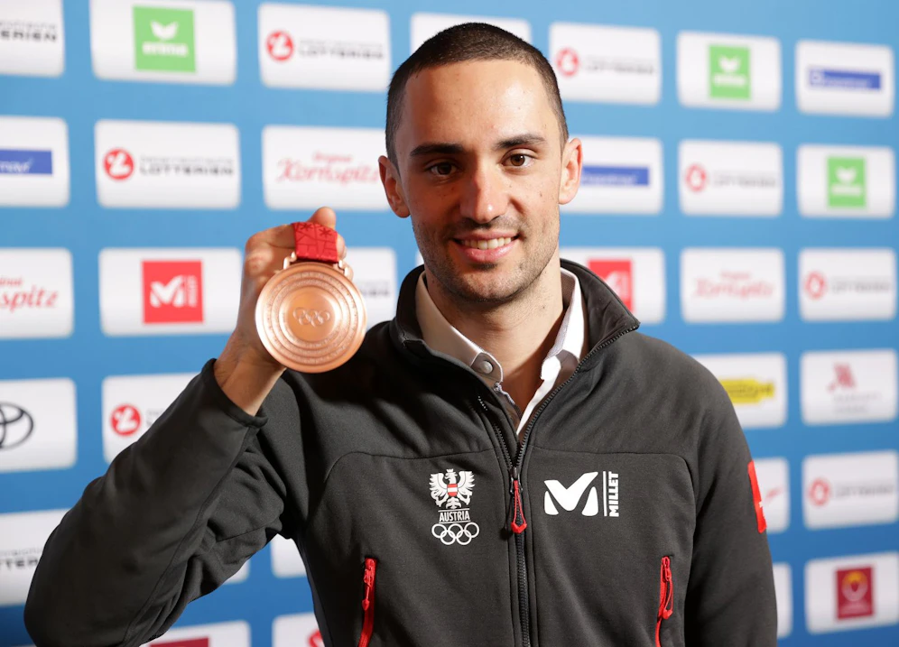 Greiderer mit seiner Bronze-Medaille aus Peking.