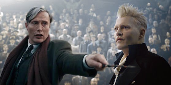 Mads Mikkelsen (li.) und Johnny Depp spielten Grindelwald.