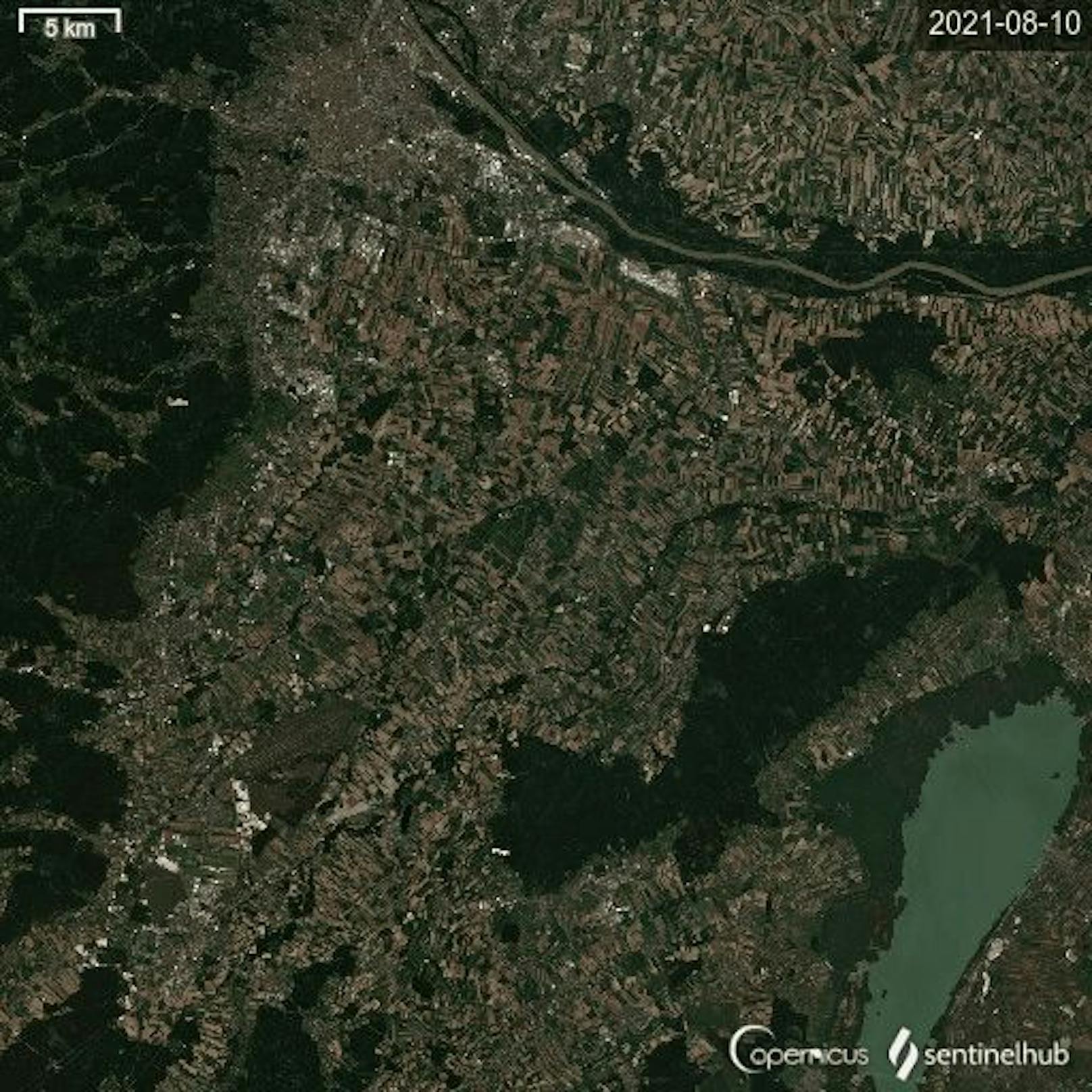 Noch vergangenes Jahr sah die Landschaft (links oben Wien, rechts unten Neusiedler See) noch ganz anderes aus. <a target="_blank" data-li-document-ref="100223011" href="https://www.heute.at/g/satellitenbilder-zeigen-osten-oesterreichs-vertrocknet-100223011">Hier weiterlesen &gt;&gt;</a>