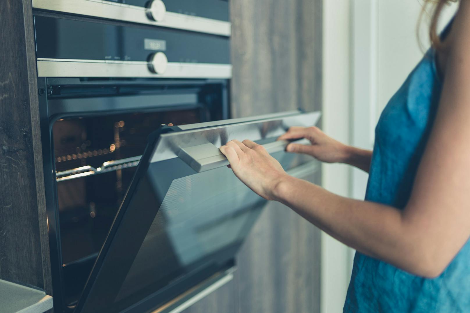 Beim Backofen kann durchaus aufs Vorheizen verzichtet werden. Wer früher abdreht, kann die Restwärme noch nützen.