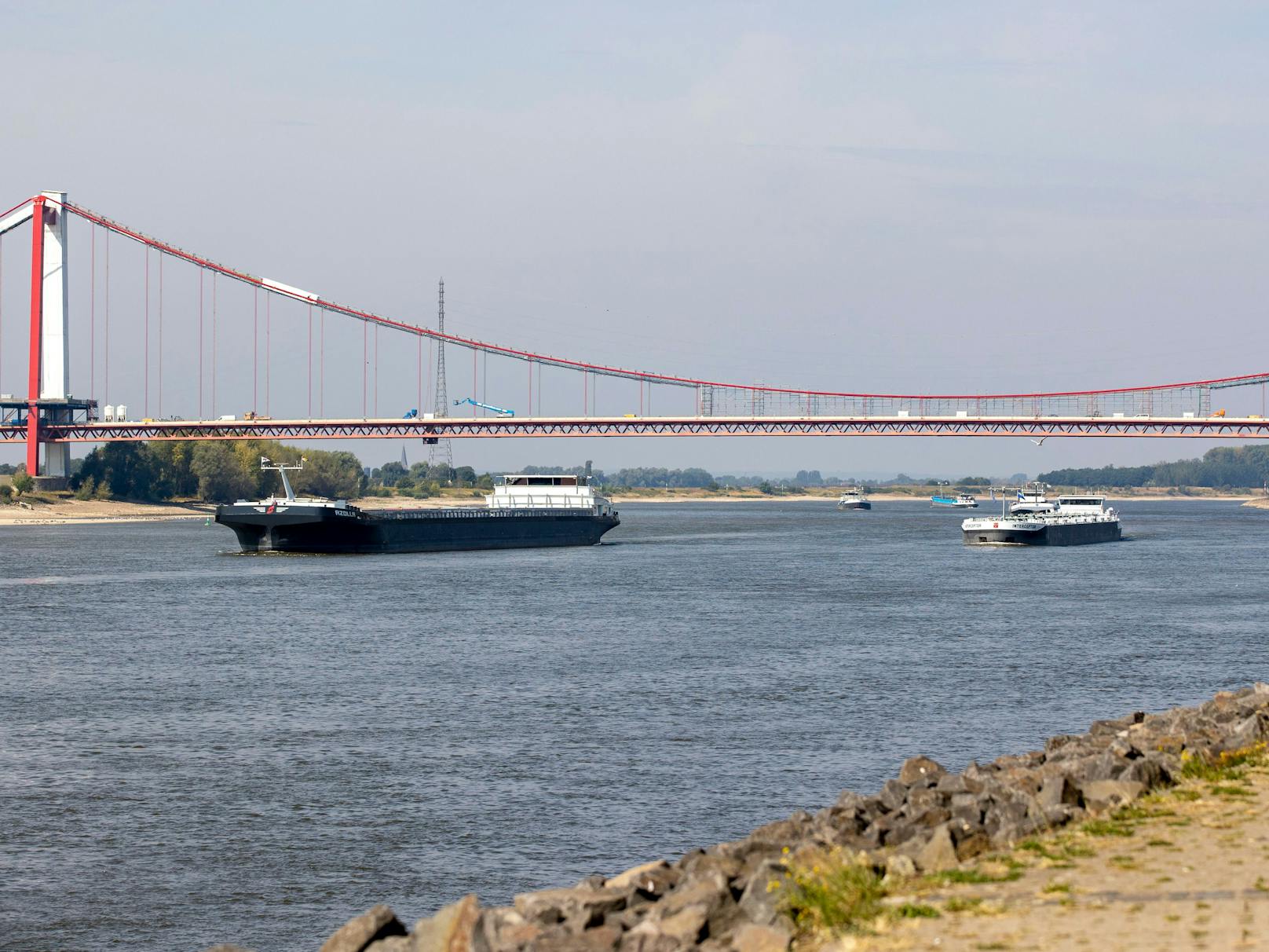 Niedriger Pegelstand am Rhein erschwert den Gütertransport.&nbsp;Schiffe können zwar weiter verkehren,&nbsp;müssen aber ihre Ladung dem Wasserstand anpassen.&nbsp;Bei niedrigen Wasserständen können sie weniger Fracht befördern – irgendwann wird der Transport unwirtschaftlich.