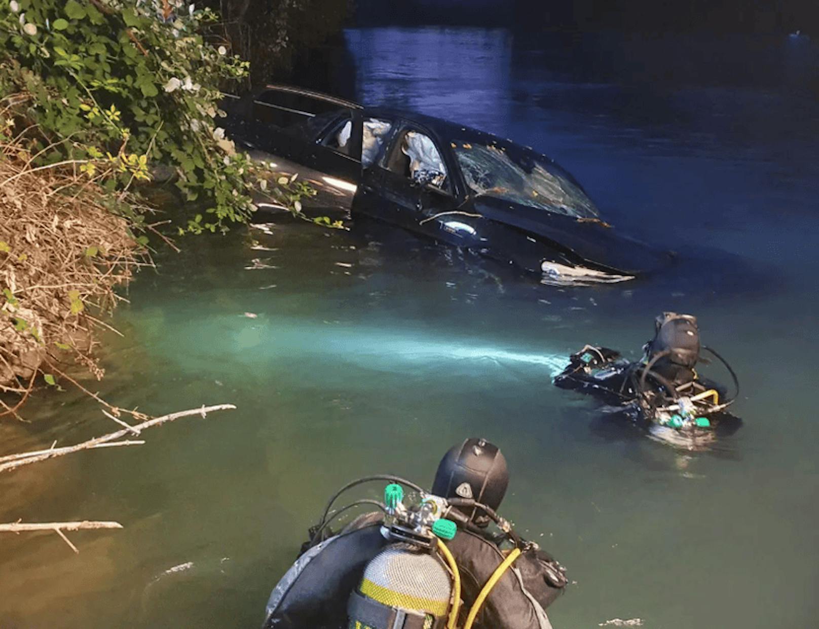 Auto landet in Fluss – Polizei steht vor Rätsel