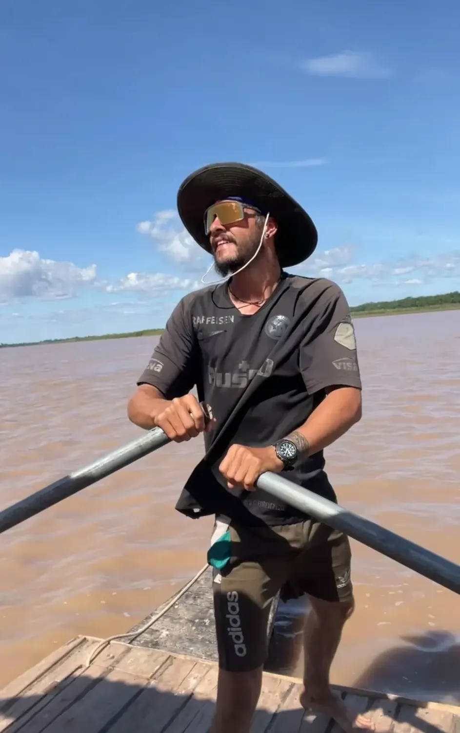 Kriminelle Banden auf dem Amazonas zwingen den 27-jährigen Berner Janick Jaussi dazu, seine Reise abzubrechen. 