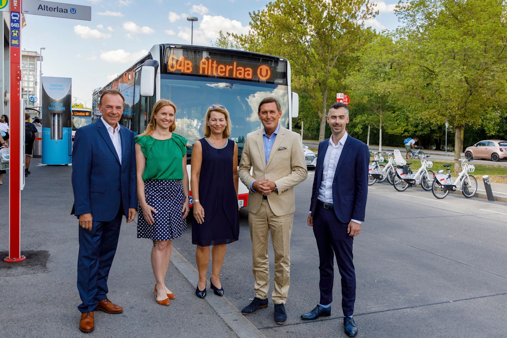 Präsentierten das neue Konzept: Bezirksvorsteher Gerald Bischof, Angelika Pipal-Leixner (Neos Wien-Mobilitätssprecherin), Wiener Linien Geschäftsführerin Alexandra Reinagl, Öffi-Stadtrat Peter Hanke (SP) und Neos-Liesing Klubobmann Christoph Pramhofer (v.li.).