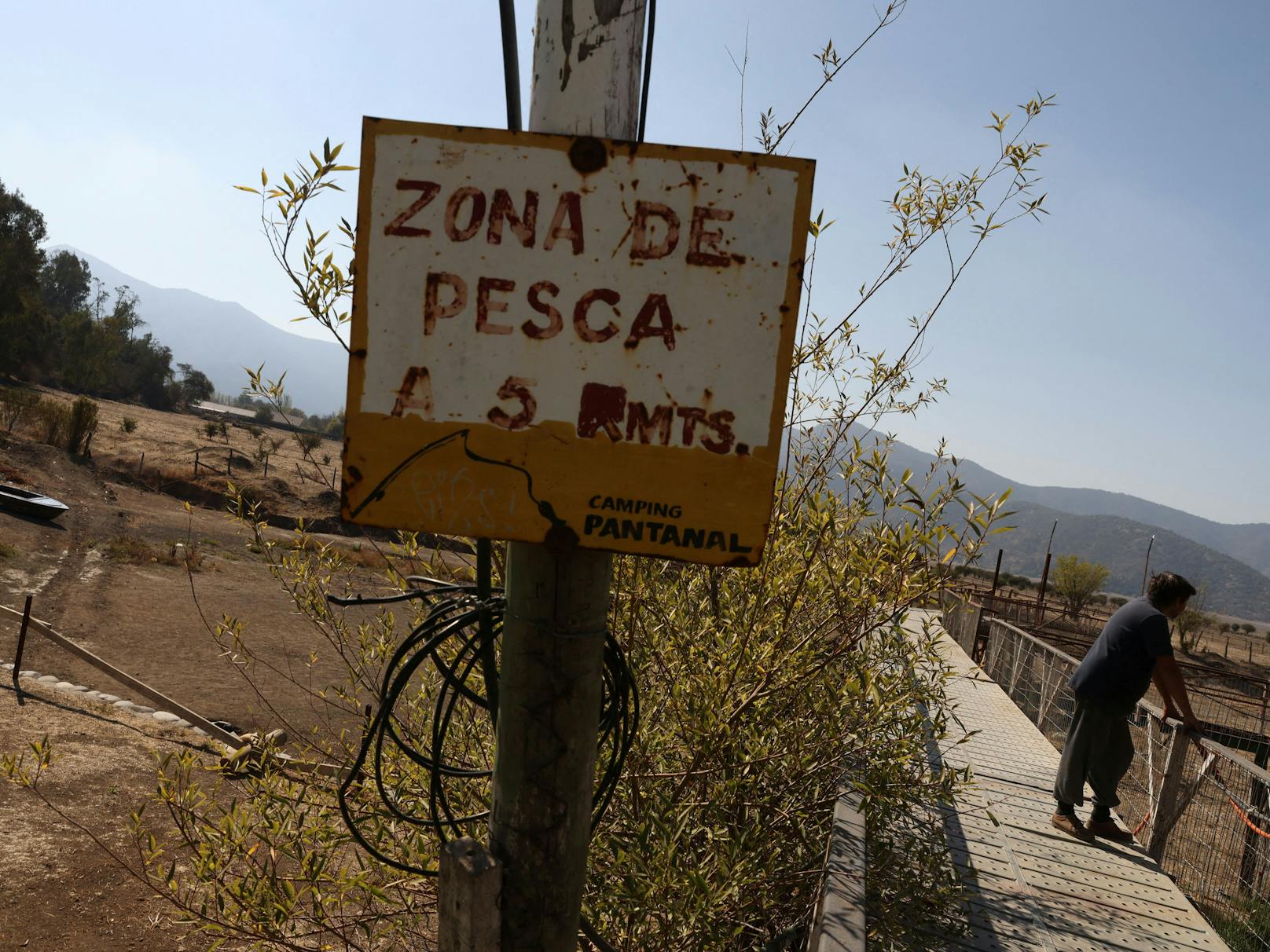 Das Schild mit der Aufschrift "zona de pesca", also Fischereigebiet zeugt von einem besseren Leben an der ehemaligen Aculeo-Lagune in Paine in Santiago, Chile. "Jetzt gibt es kein Wasser mehr, es ist hier eine Wüste", sagte Francisco Martinez, der früher hier einen Campingplatz betrieb.