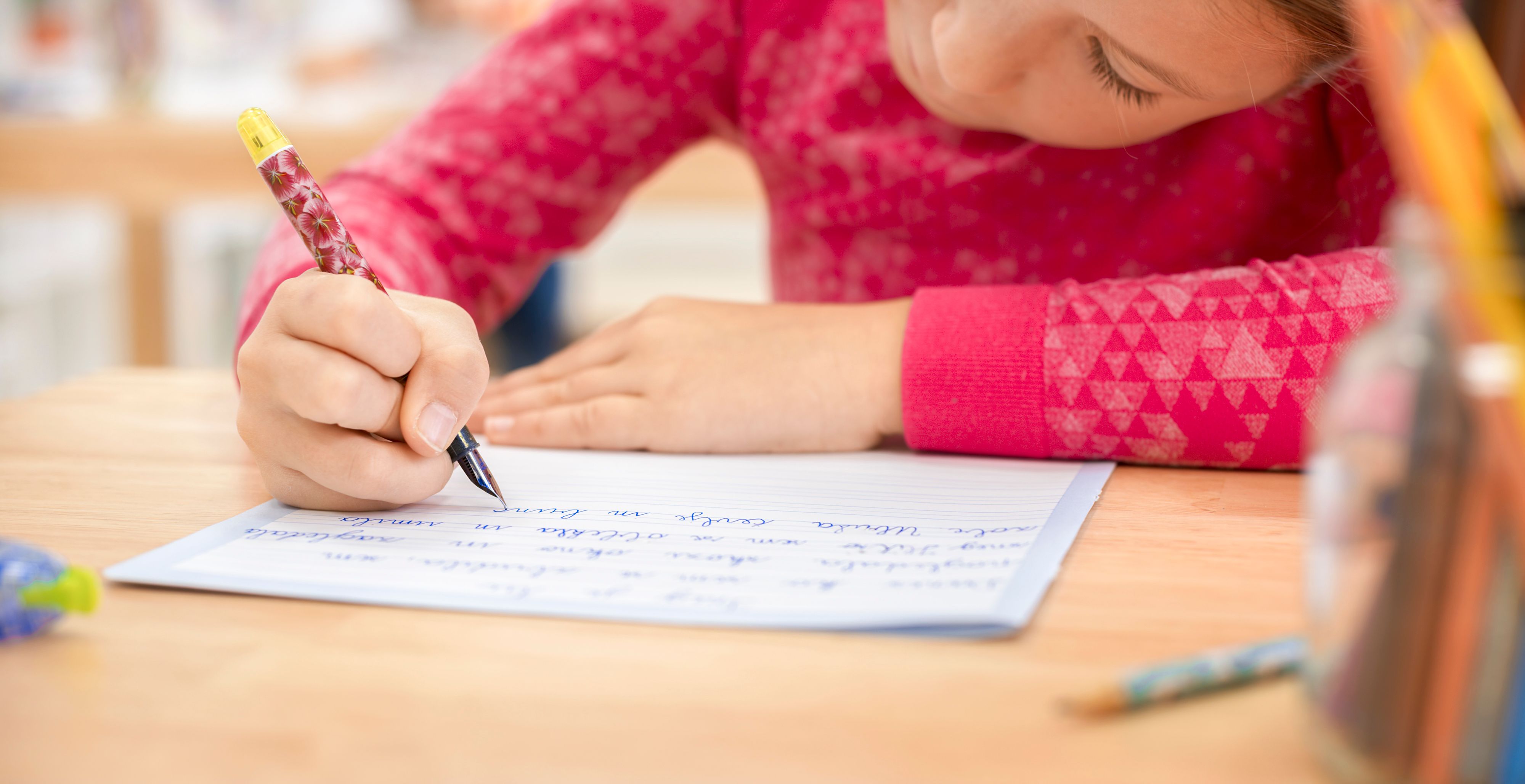 Der Erwerb von Lese- und Schreibkenntnissen betrifft nicht nur Kinder. Im Erwachsenenalter ist das Thema jedoch meist mit großer Scham verbunden.